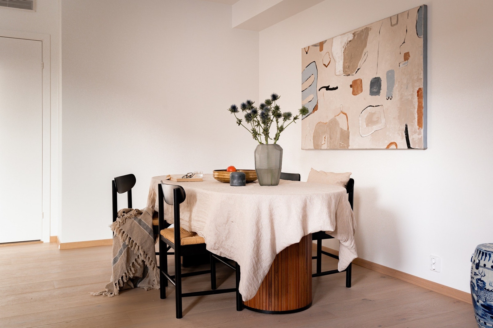 En slik type "sosial sone" tilfredsstiller mange behov, for deg som ønsker mye benk- og skapplass på kjøkken og en romslig stue Galleribilde