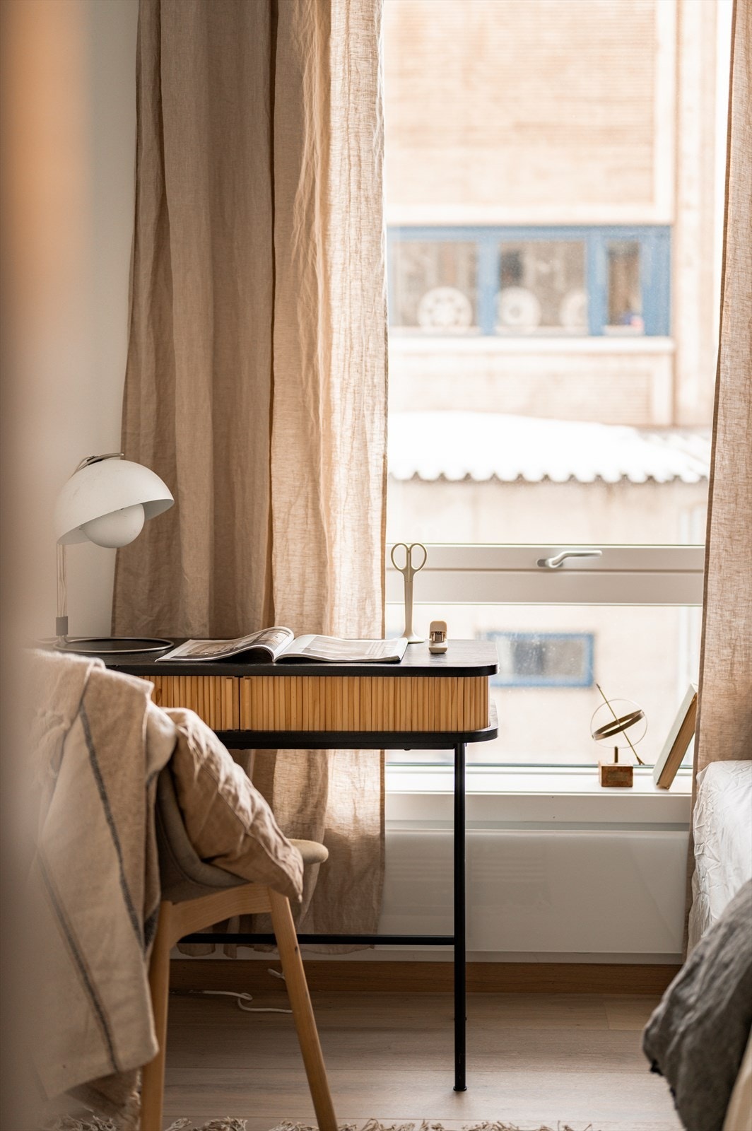 Boligens andre soverom er også av god størrelse og således fleksibelt i bruk Galleribilde