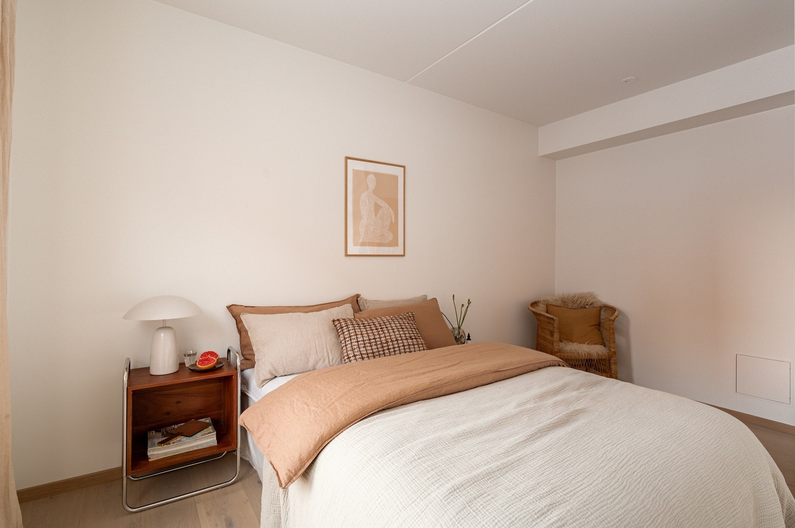 Hovedsoverommet er av god størrelse og byr på plass til dobbeltseng og nattbord på hver side Galleribilde