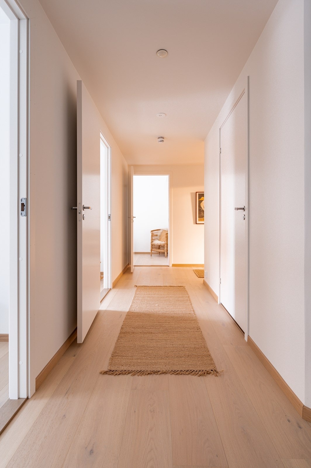 Entreen er romslig med plass til både sko og jakkeavheng, eller garderobeløsning etter behov i nisje Galleribilde