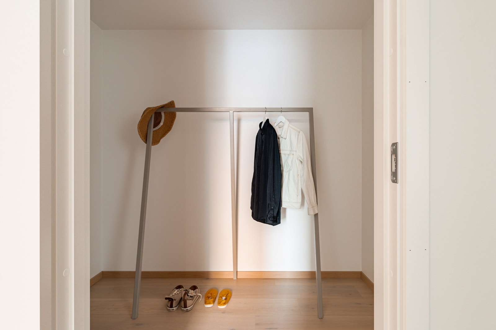 Praktisk innvendig bod/omkledningsrom med adgang fra entreen er fleksibel for bruk - rommet er ikke godkjent for varig opphold Galleribilde