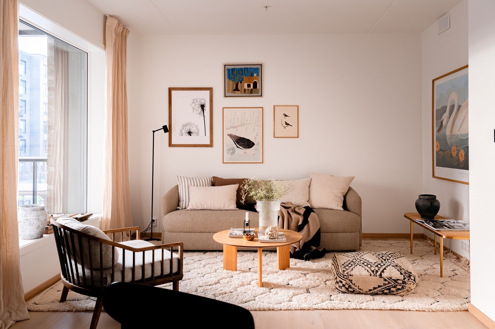 Splitter ny 4-roms leilighet med generøs takhøyde, masser av lysinnslipp og en god atmosfære Galleribilde