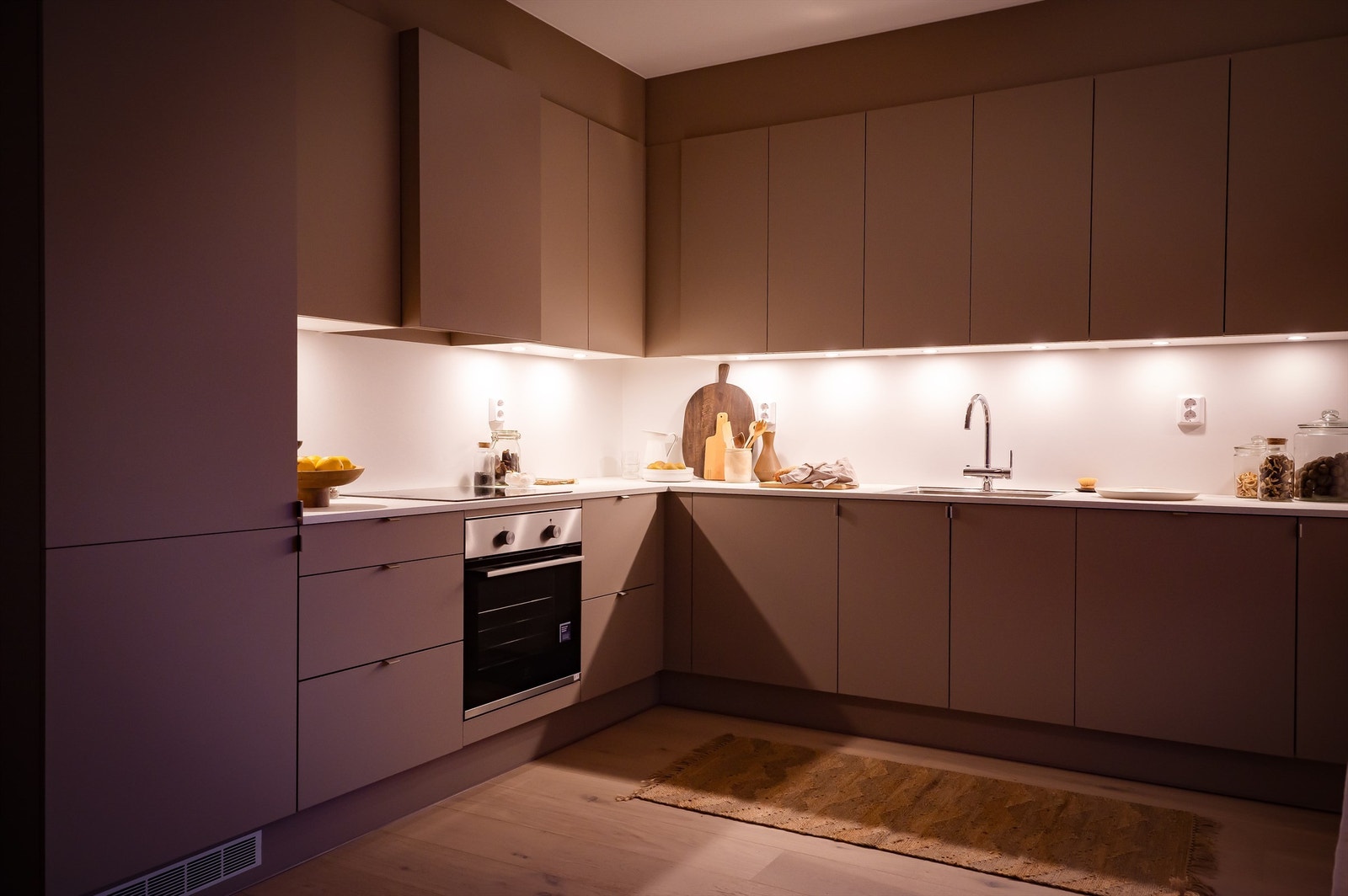 Belysning mellom benk og overskap Galleribilde