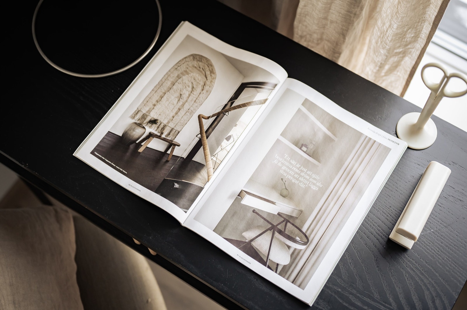 God plass til både seng og skrivebord Galleribilde