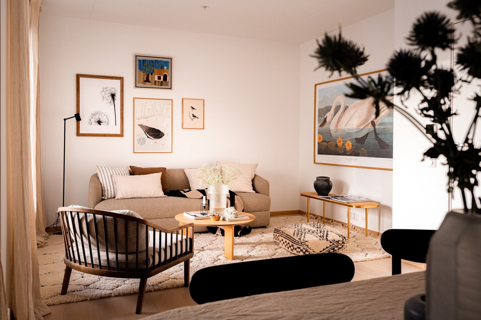 Tiltalende og moderne stue med en lys og luftig romfølelse Galleribilde