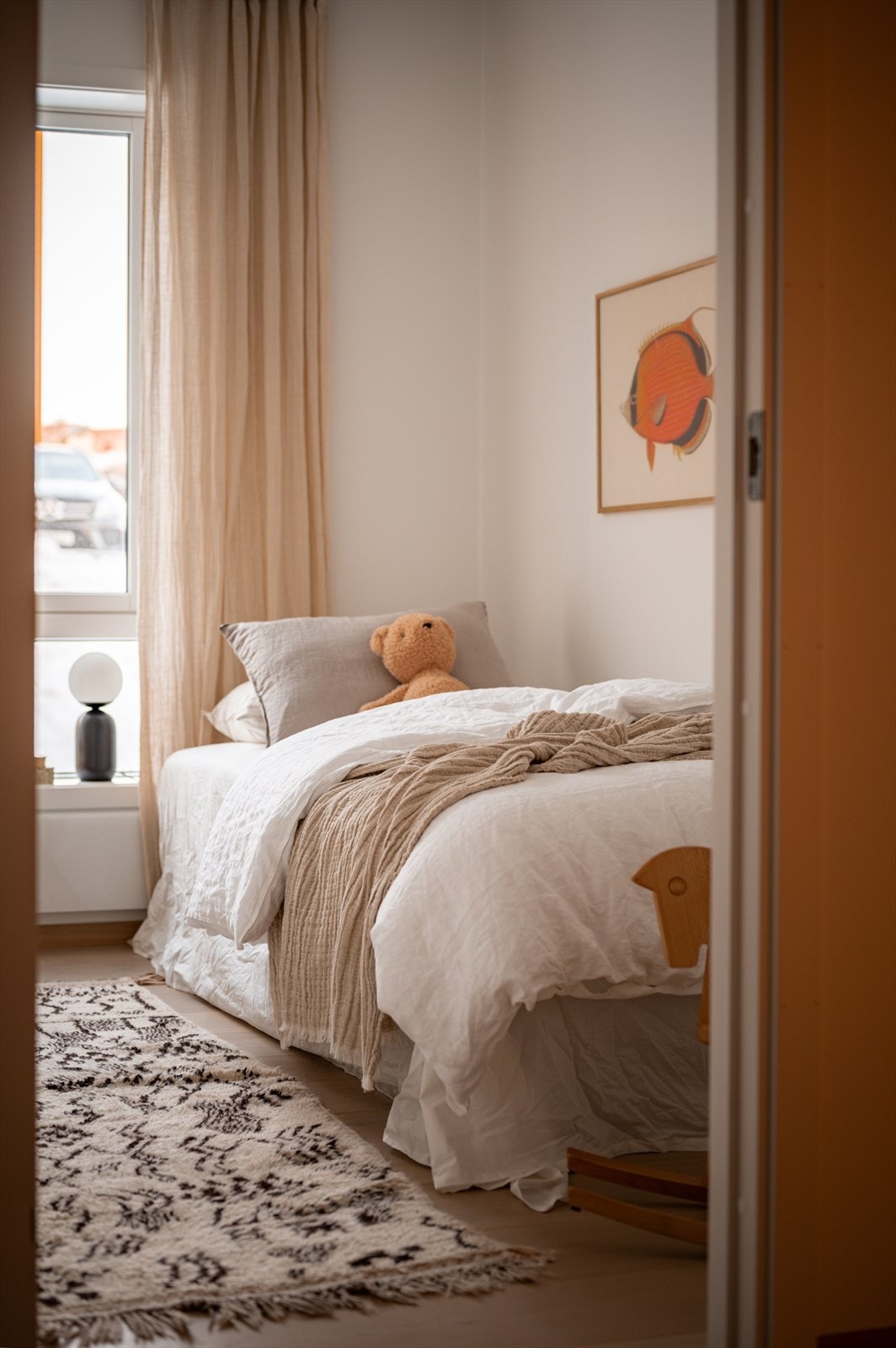 Det tredje soverommet har i likhet med de andre rommene hvitmalte vegg- og himlingflater og enstavs eikeparkett på gulv Galleribilde