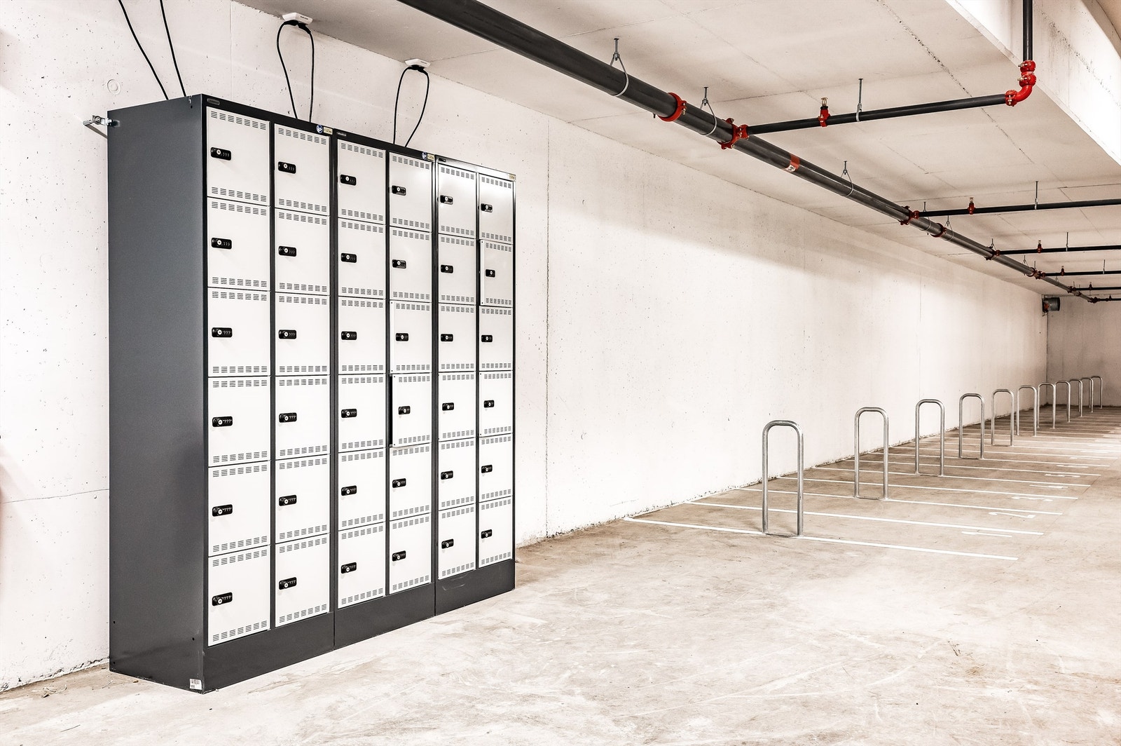 Romslig, felles sykkelparkering med ladeskap til elsykkel Galleribilde