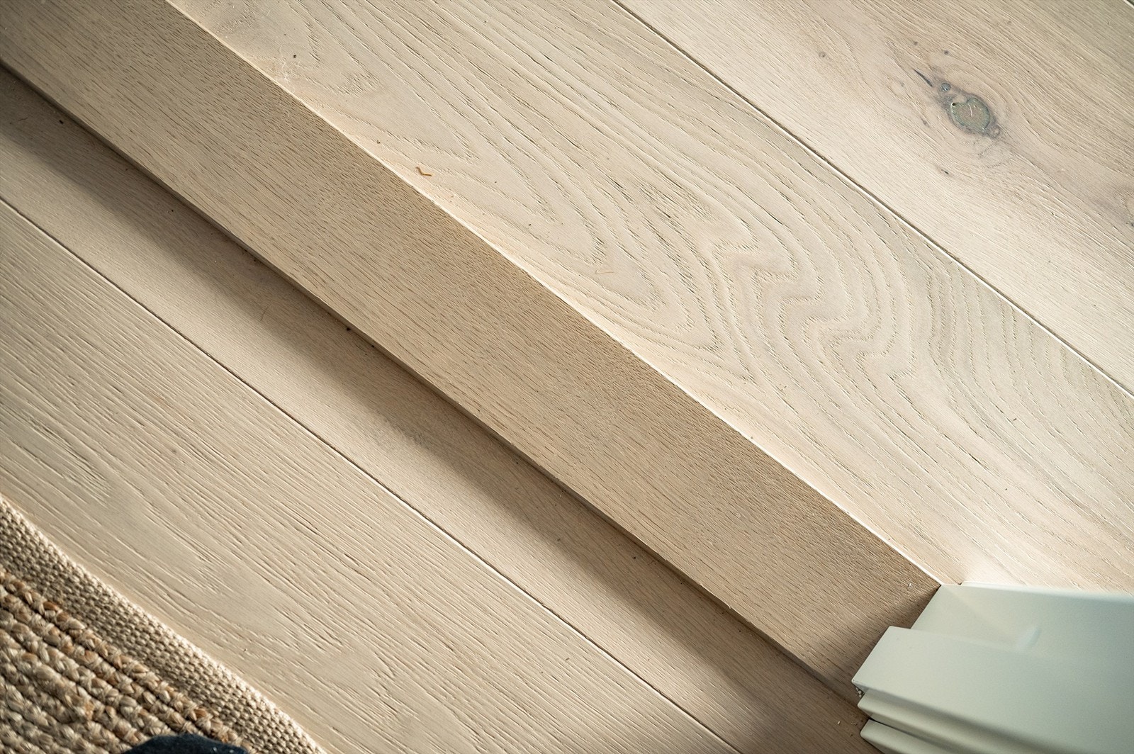 Gjennomgående i boligen er det lys og moderne enstavs eikeparkett Galleribilde