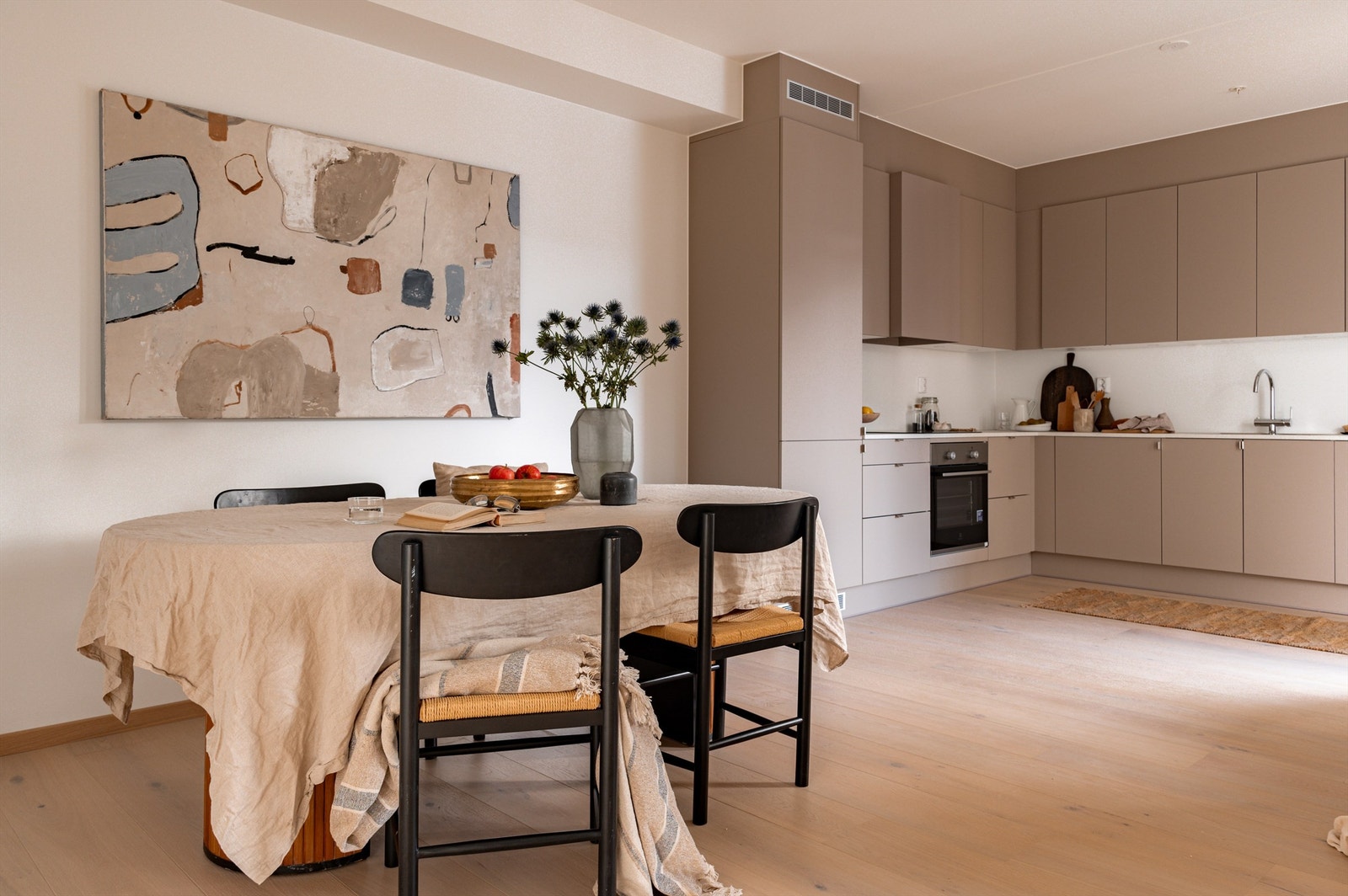 God plass til en romslig spisestue i god kommunikasjon med både kjøkken og stue Galleribilde