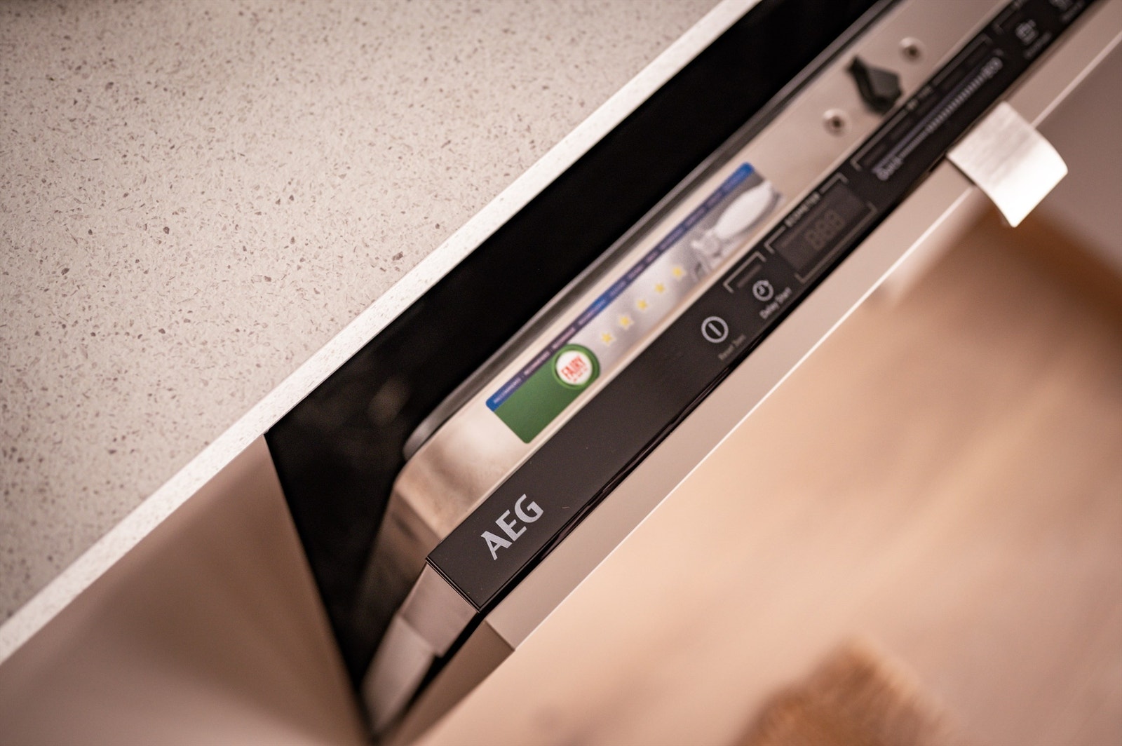 Integrerte hvitevarer som oppvaskmaskin, kombiskap (kjøl og frys), induksjonskoketopp med ventilator over og stekeovn Galleribilde