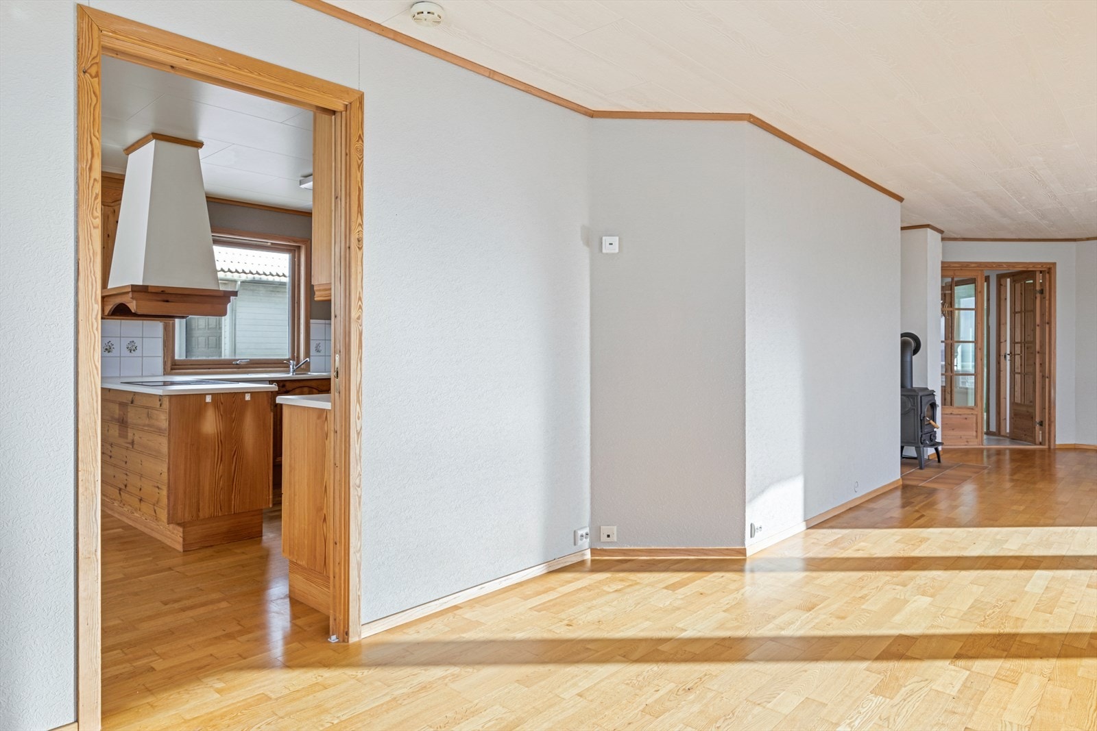 Fra stuen er det inngang til kjøkken Galleribilde