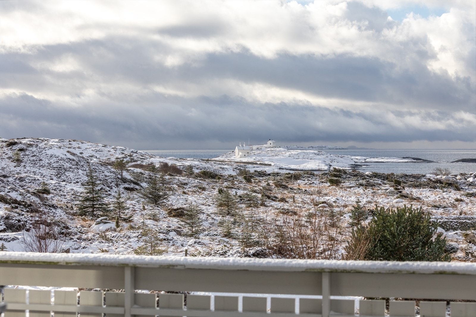 Utsikt fra terrassen mot Fjøløy fyr Galleribilde
