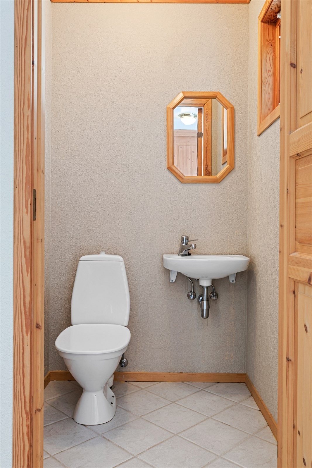 Gjestetoalett i hovedinngang Galleribilde