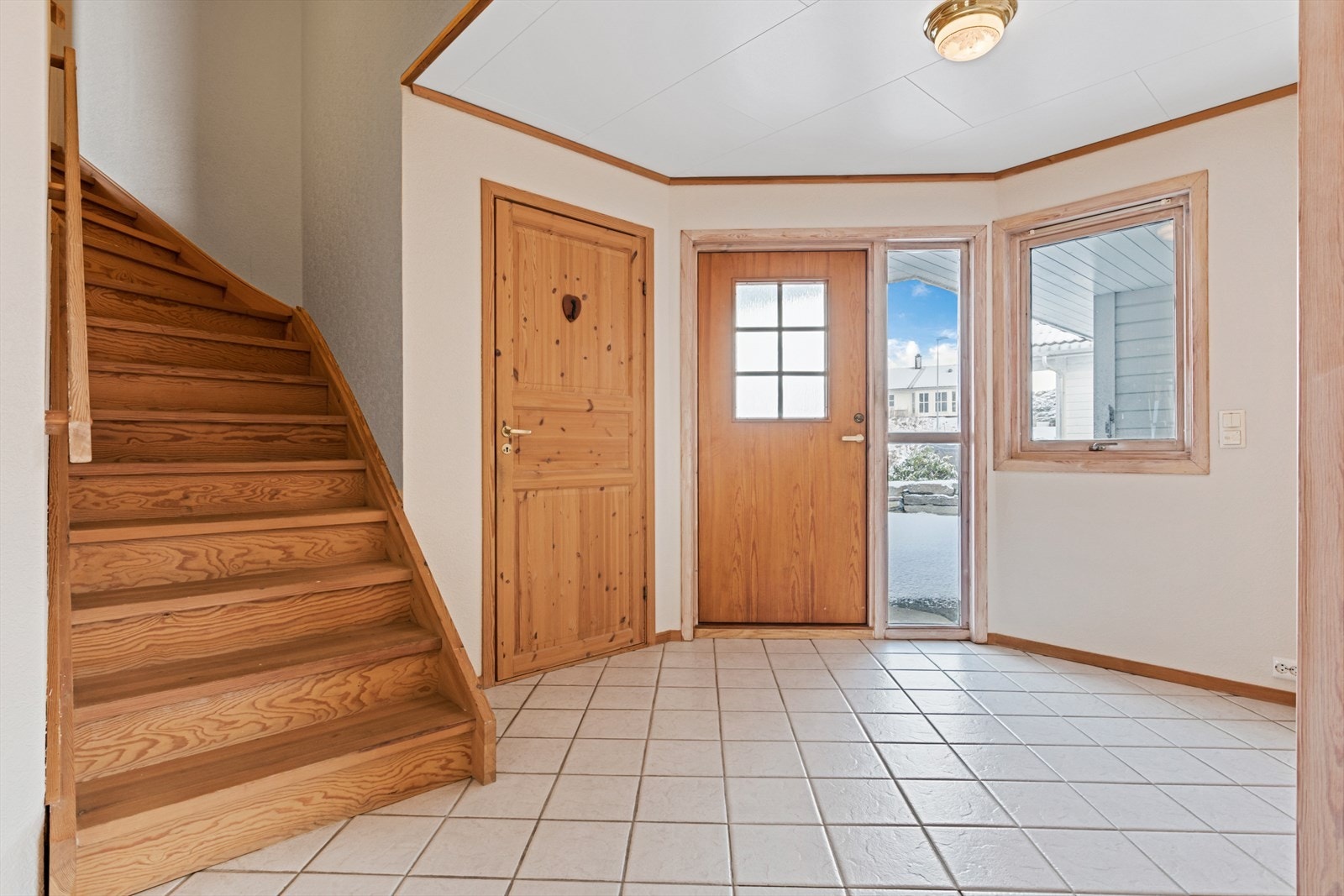 Fra hovedinngang er det trapp til 2. etasje Galleribilde