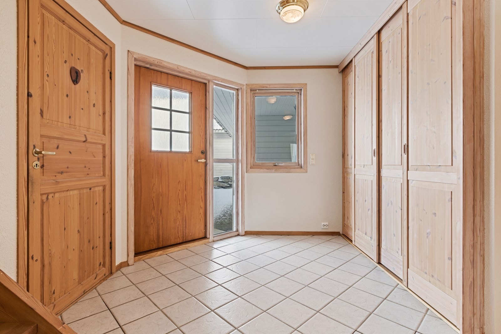 Hovedinngang med stor garderobeløsning Galleribilde