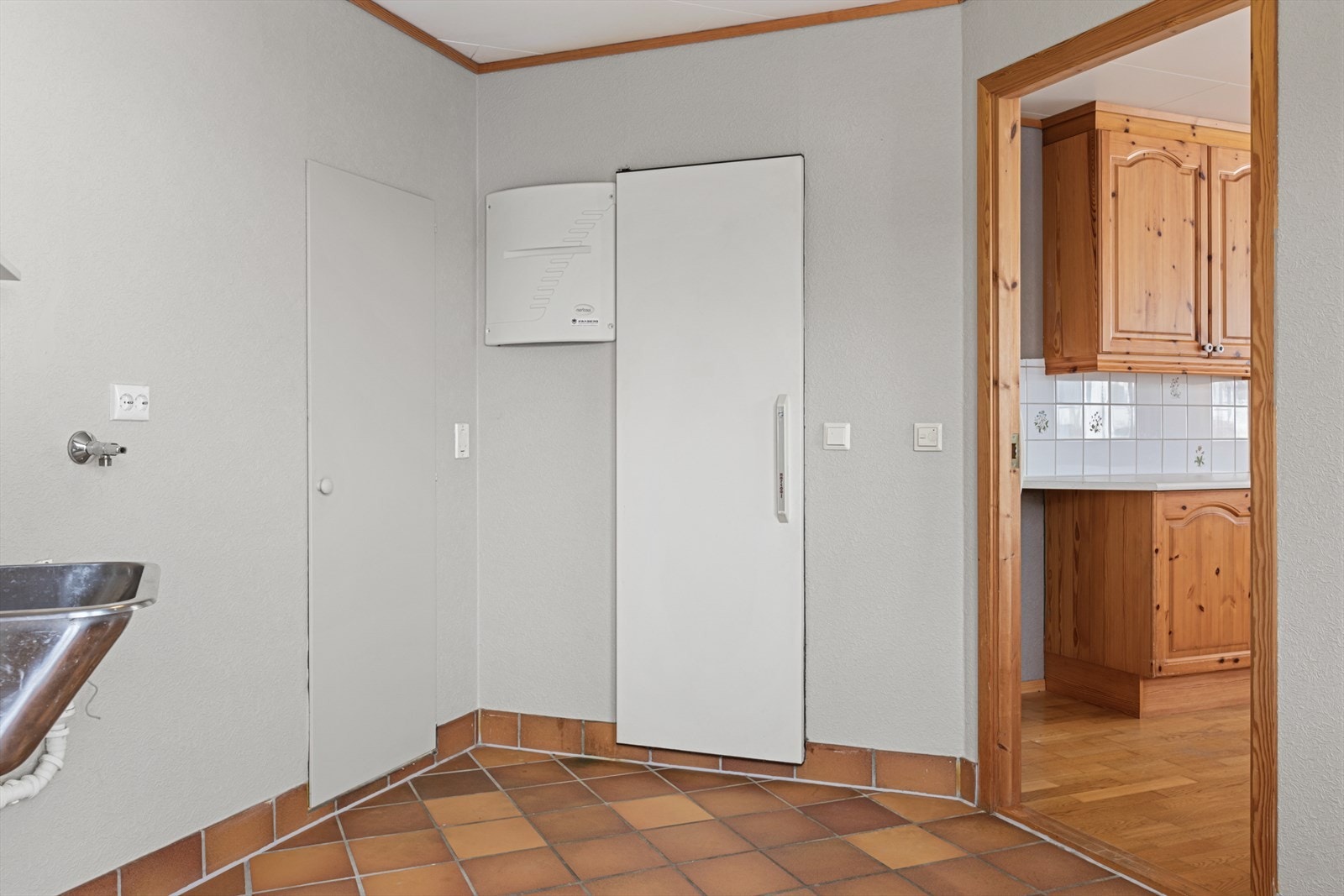 Bi-inngang - Bod til venstre og kjølerom til høyre Galleribilde