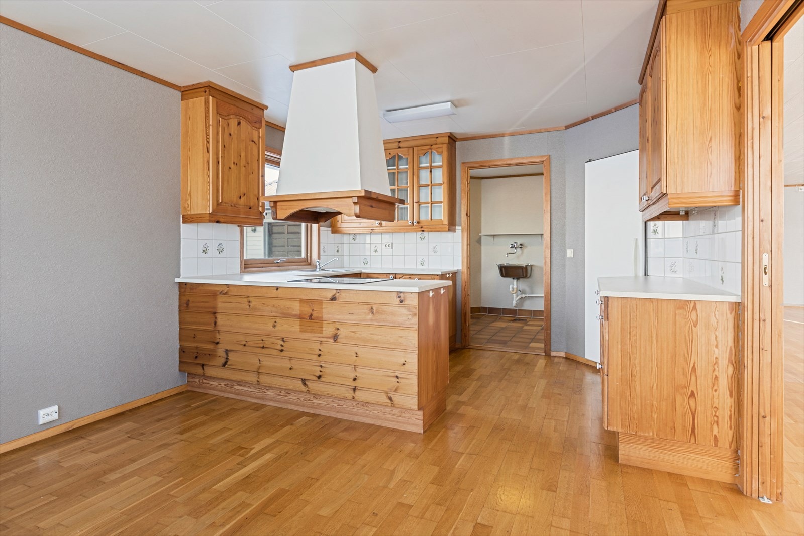 Kjøkken - praktisk innredet med god benk- og skapplass Galleribilde