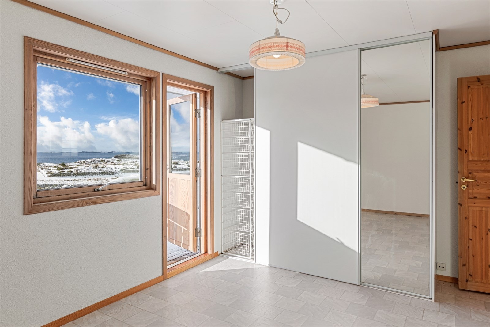 Hovedsoverom - Utgang til terrasse og hage Galleribilde