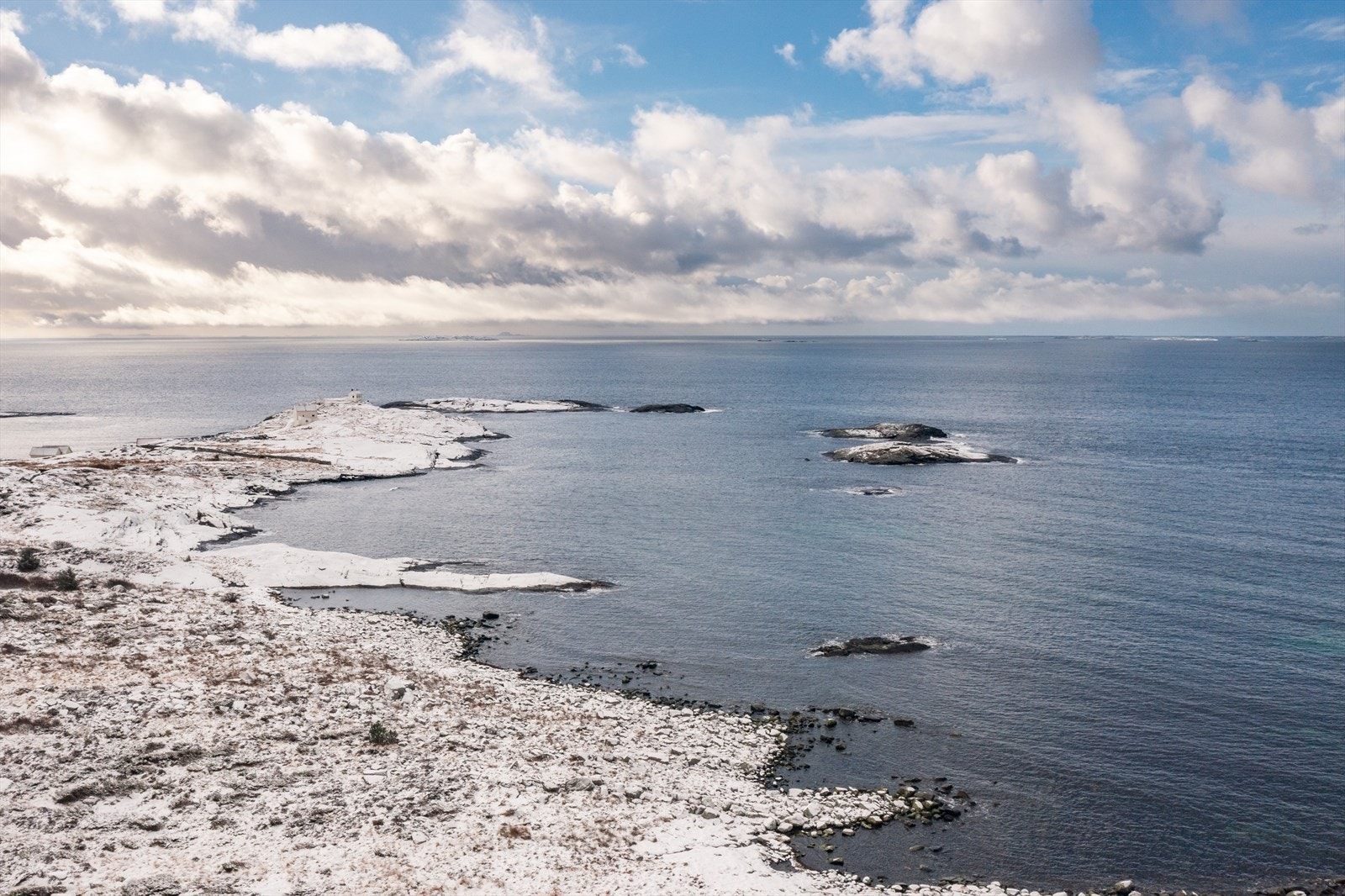 Boligen er omringet av nydelige omgivelser med nærhet til sjøen Galleribilde