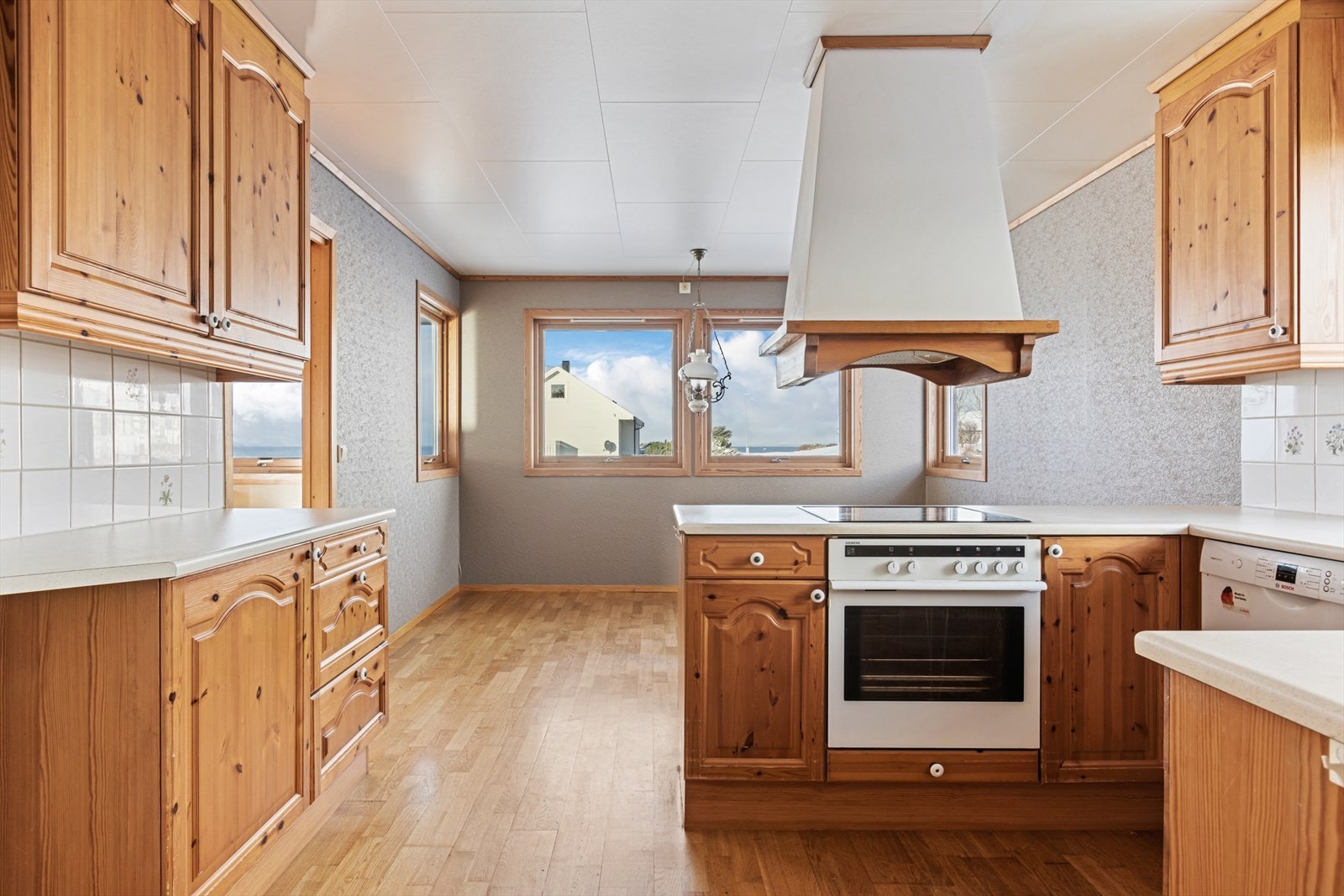 Kjøkken - God plass til spisegruppe Galleribilde