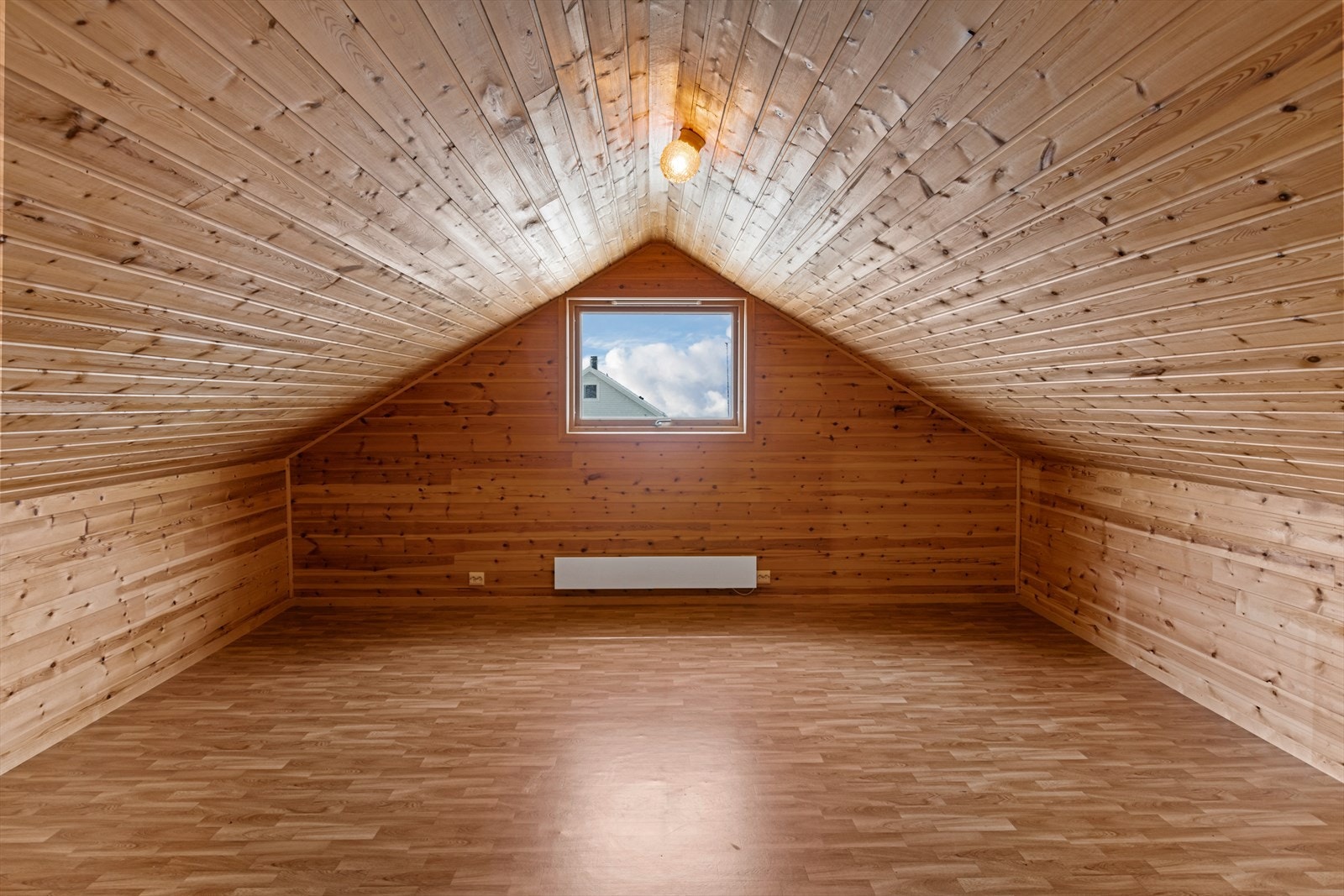 Loftstue/soverom - Dette er tegnet inn som et kaldt loft på bygnings tegninger, og stemmer ikke overens med dagens bruk Galleribilde