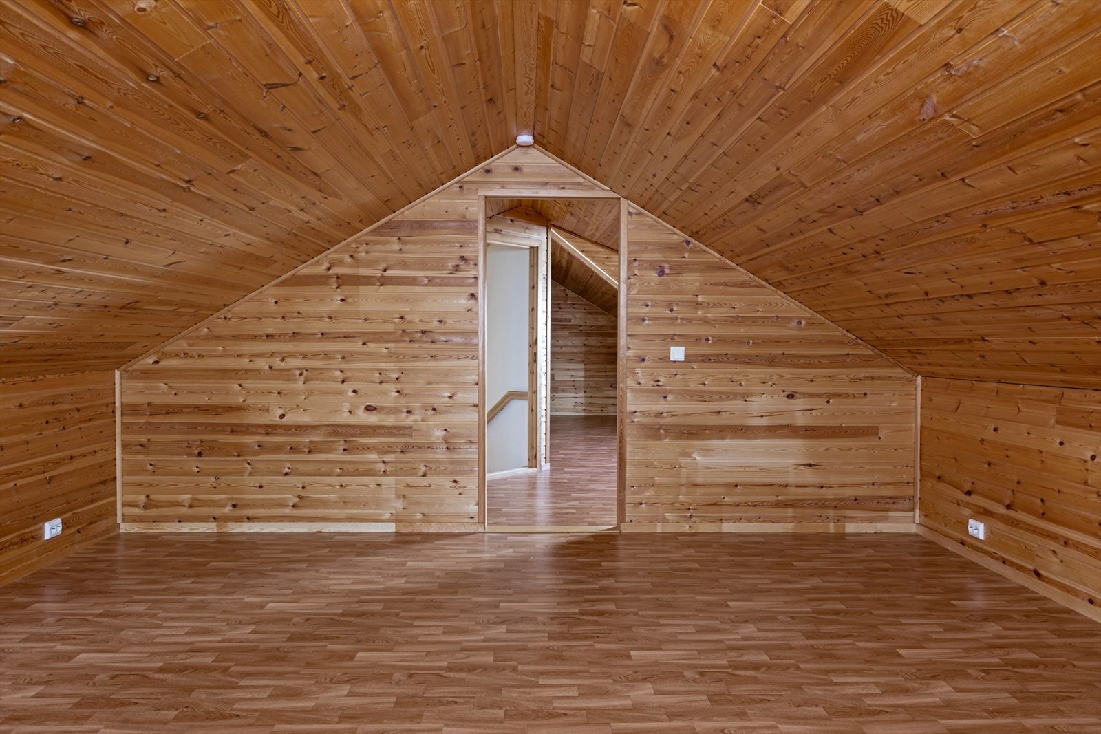 Loftstue/soverom - Dette er tegnet inn som et kaldt loft på bygnings tegninger, og stemmer ikke overens med dagens bruk Galleribilde