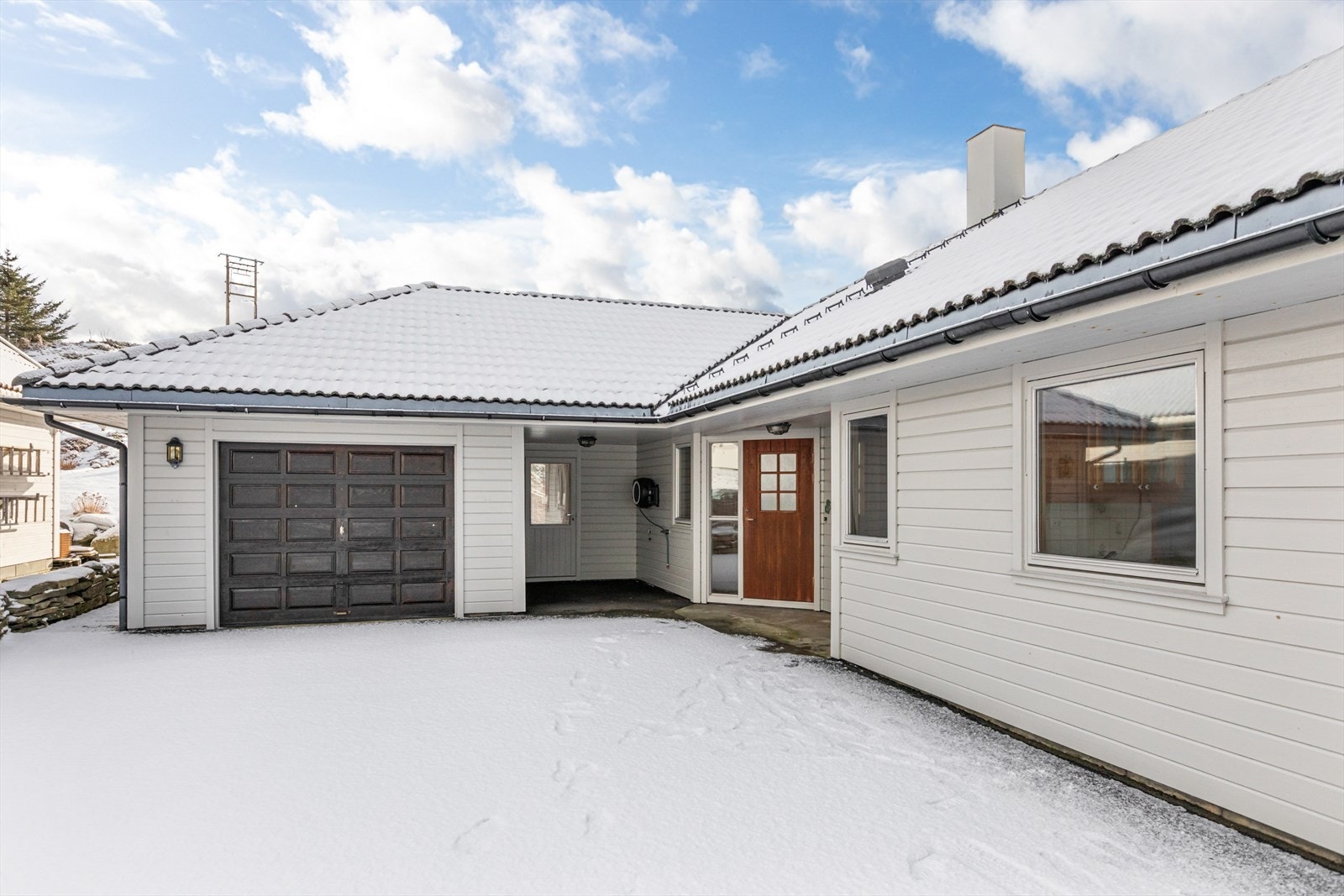 Fasade - Stort gårdsrom med garasje Galleribilde