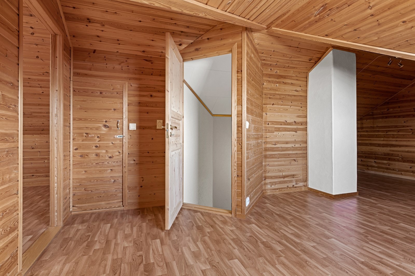 Loftstue - Kott til venstre Galleribilde