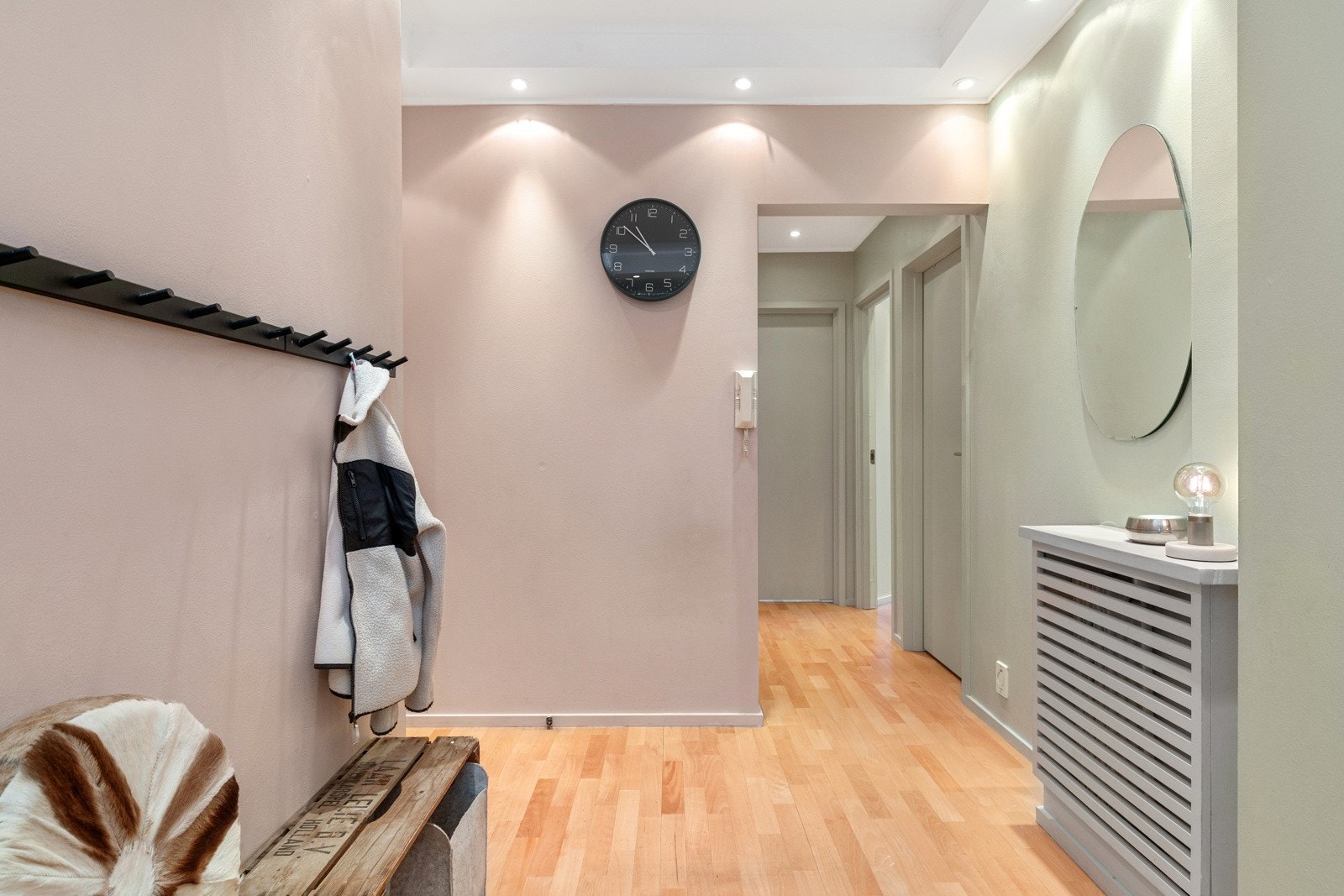 Romslig entre med gode oppbevaringsmuligheter. Galleribilde