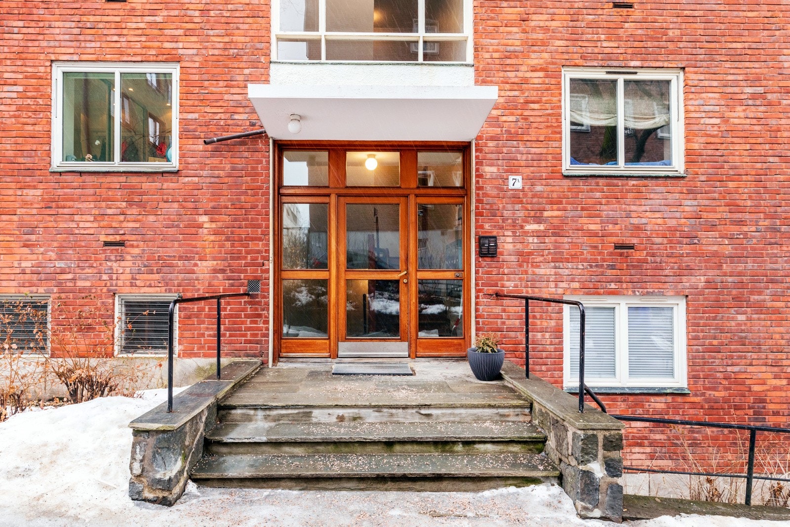 Leiligheten er beliggende i byggets 1.etasje med adkomst via felles trappegang. Galleribilde