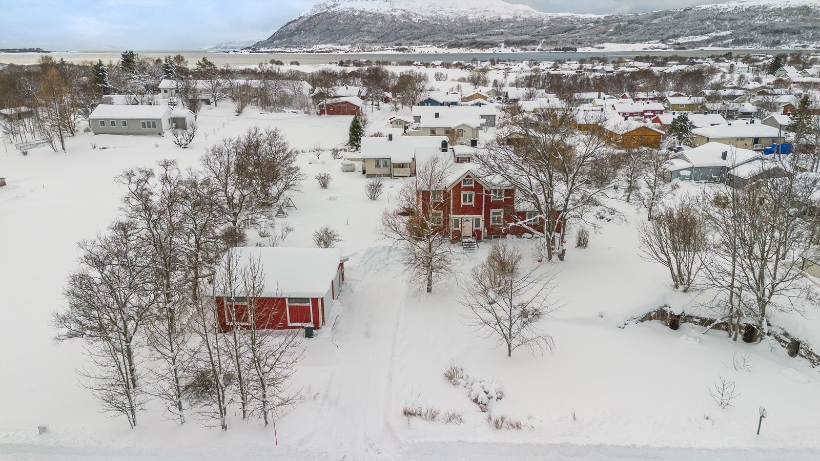 Eiendommen, på ca 2,6 mål, ligger fint til på Nesna. Galleribilde