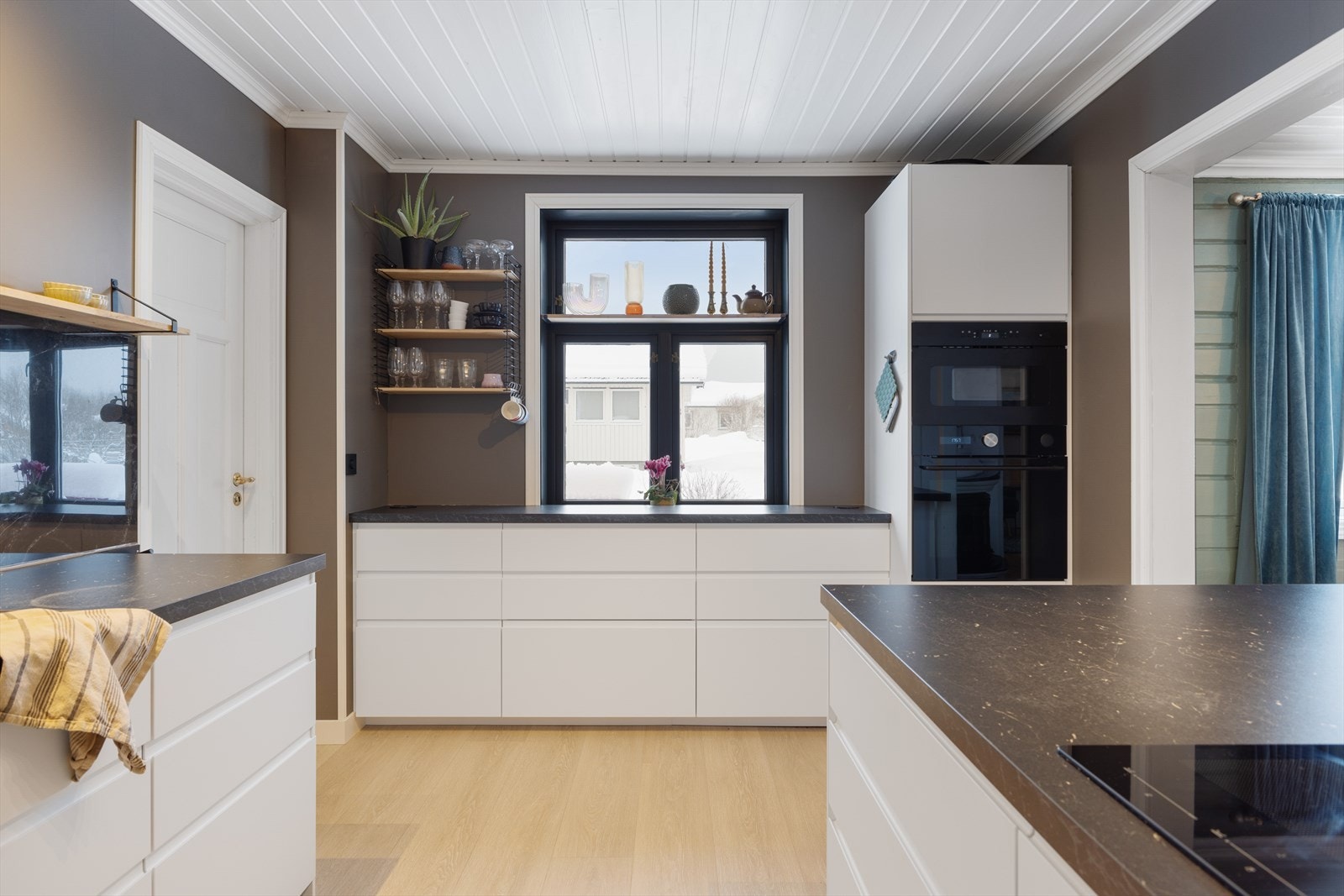 Her er det godt med skap- og benkeplass Galleribilde