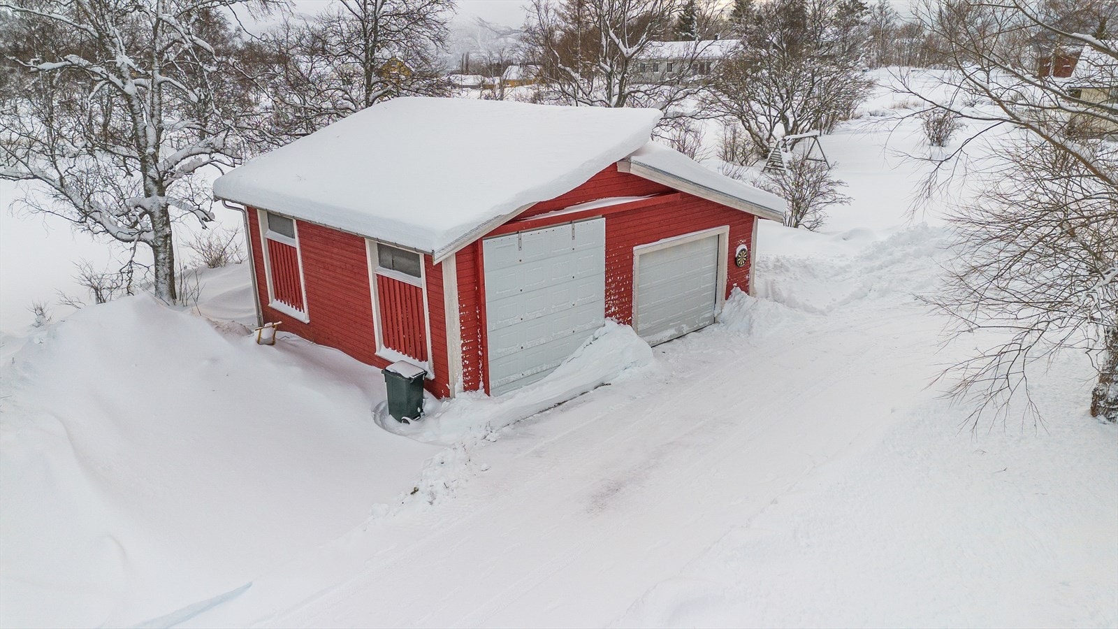 Dobbelgarasjen er romslig og delt i 2 rom med hver sin port. Dagens eier har leid ut en plass i garasjen til lagring av bobil. Dette har de tatt kr 6 000,- per sesong, garasjen er utleid til i april 2024. Galleribilde