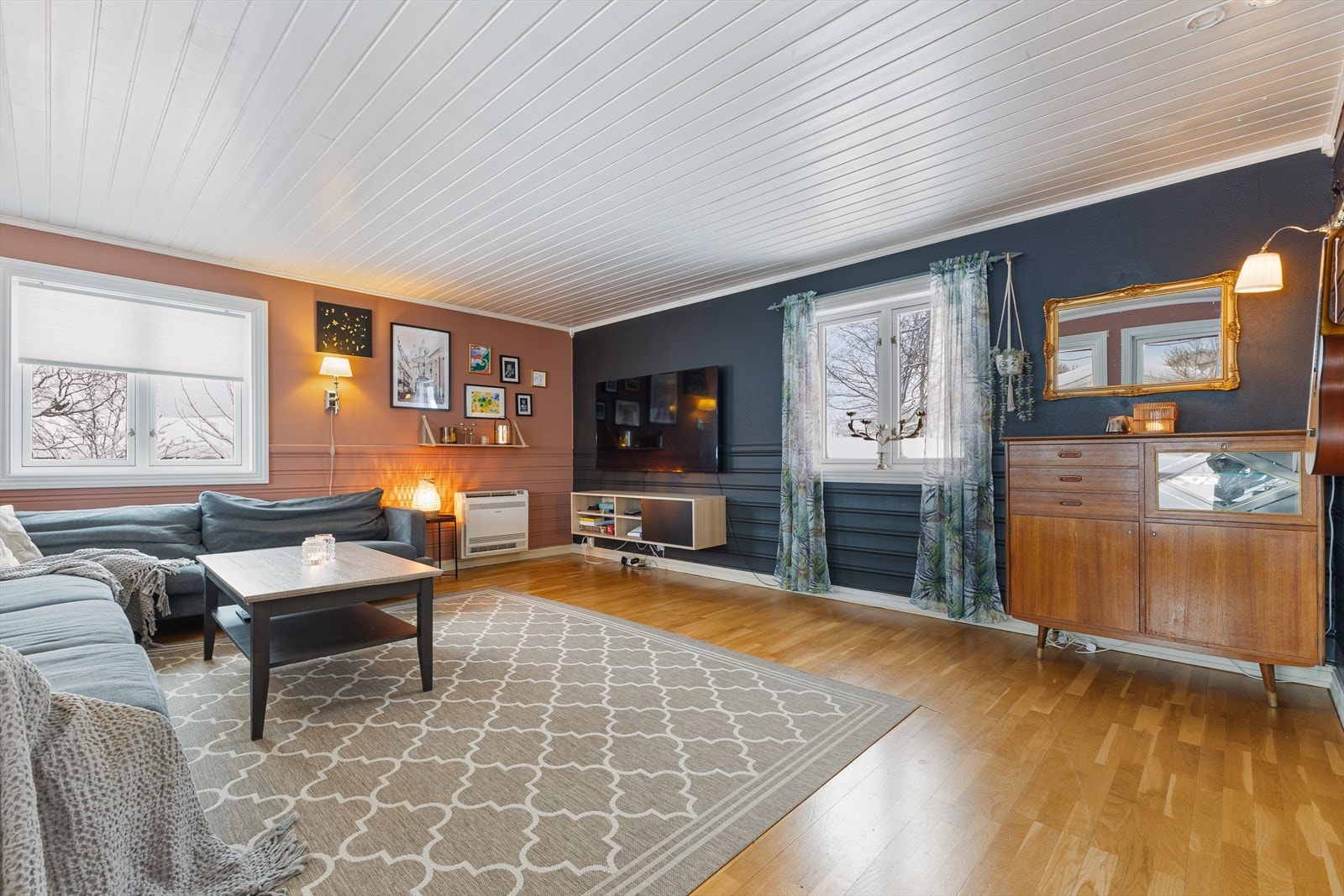 I 1. etasje finner man entré, hall, 2 stuer, spisestue, kjøkken, bad/vaskerom, toalettrom, soverom og bod. Galleribilde