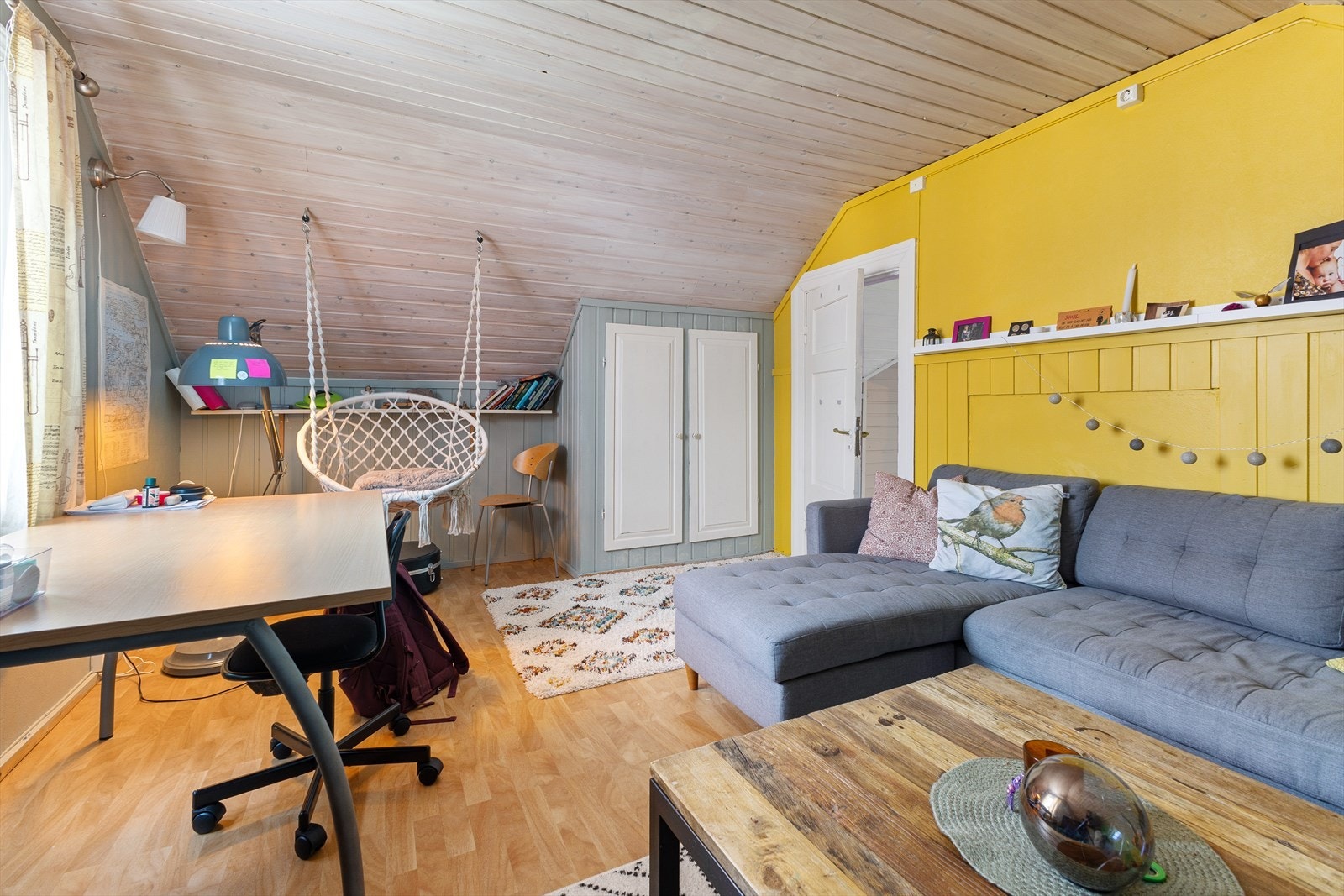 Etasjen inneholder bad og kjøkken. I tillegg er det 2 rom som ikke har måleverdig areal, som benyttes til stue og soverom Galleribilde