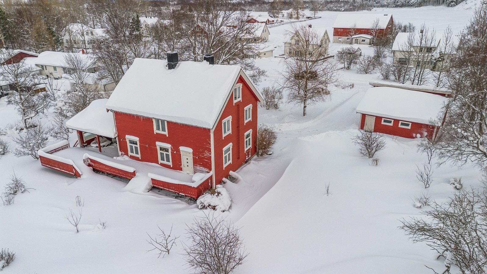 På den nordlige delen av tomten finner man en bunker på ca 24 kvm. Bunkeren har av tidligere eier vært brukt til lagring, men står i dag tom. Galleribilde