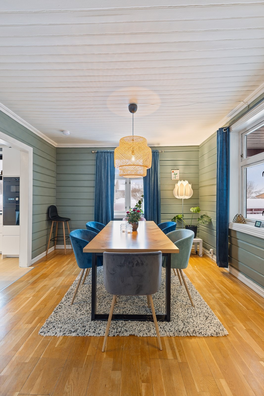 Boligen er malt i moderne og lune fargetoner Galleribilde