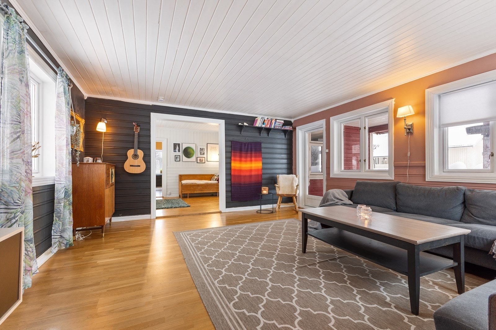 Fra stuen er det utgang til delvis overbygd terrasse og hage Galleribilde