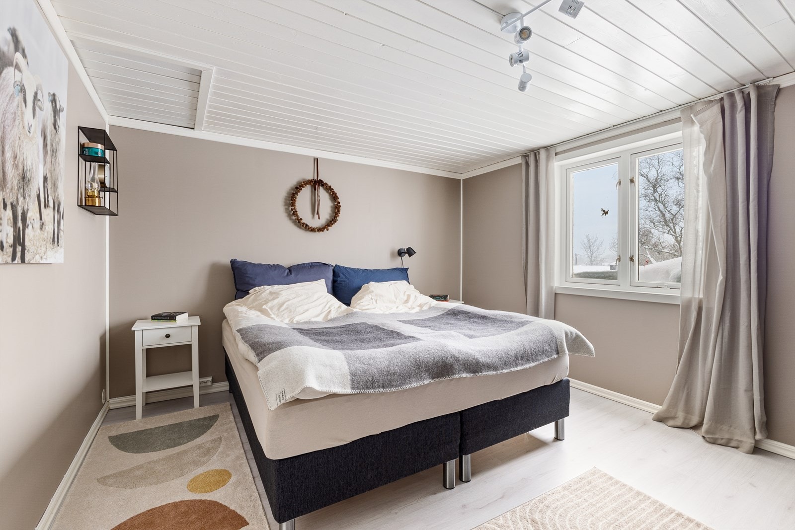 I denne etasjen finner man 5 soverom samt bad. Galleribilde