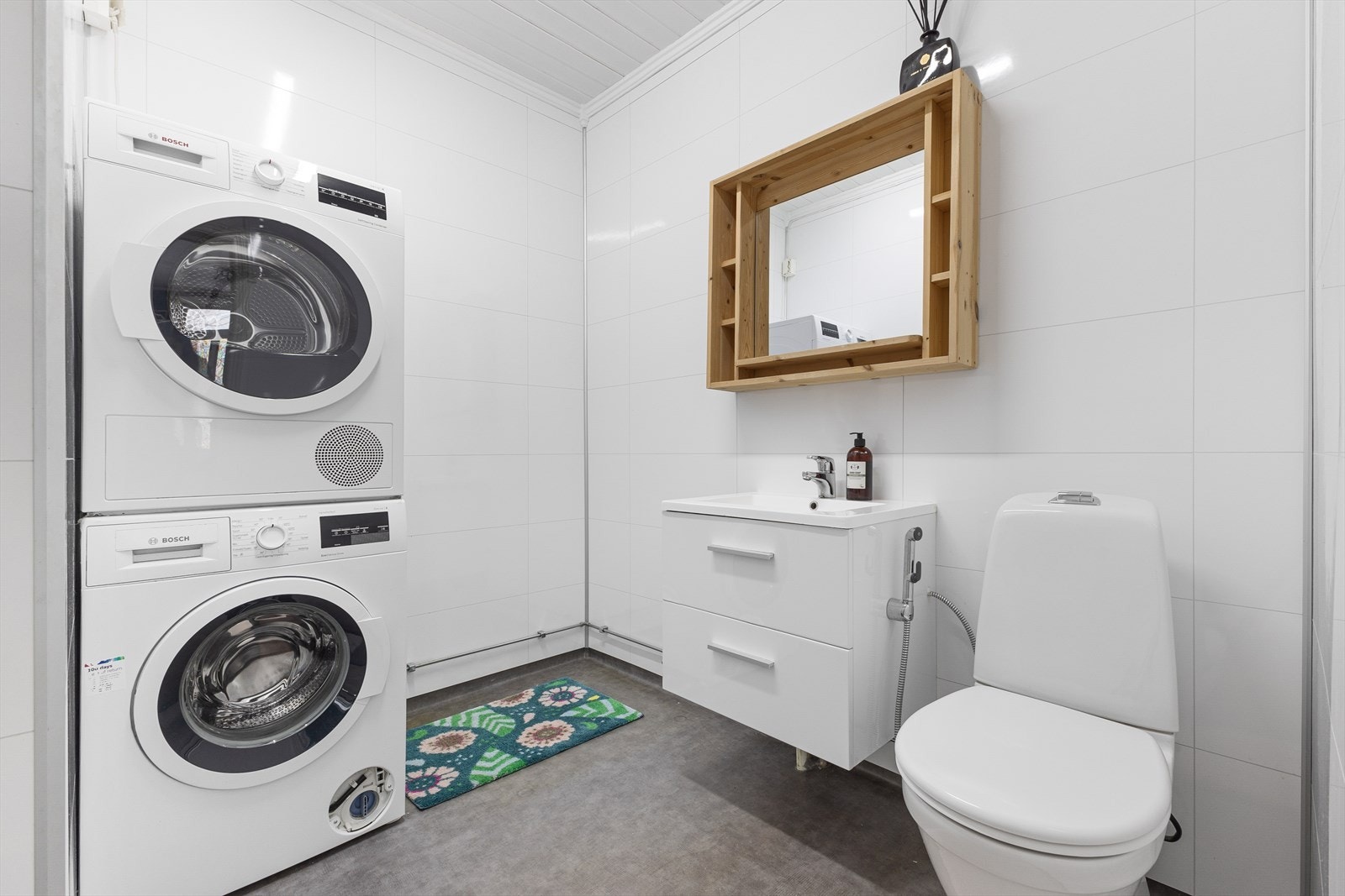 Bad/vaskerom i 1. etasje. Det er også et toalettrom på samme plan. Galleribilde