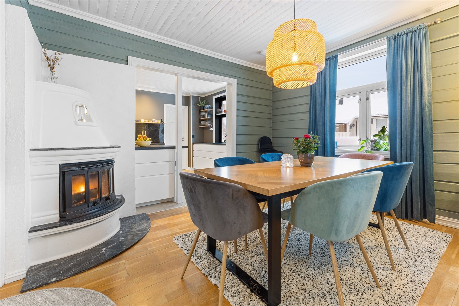 I hagen finner en praktisk kjøkkenhage ideell for grønnsaker og urter, her finnes også bringebærbusker. Frukttrær som eple, moreller, kirsebær, aprikos og plomme legger til ekstra sjarm. Galleribilde