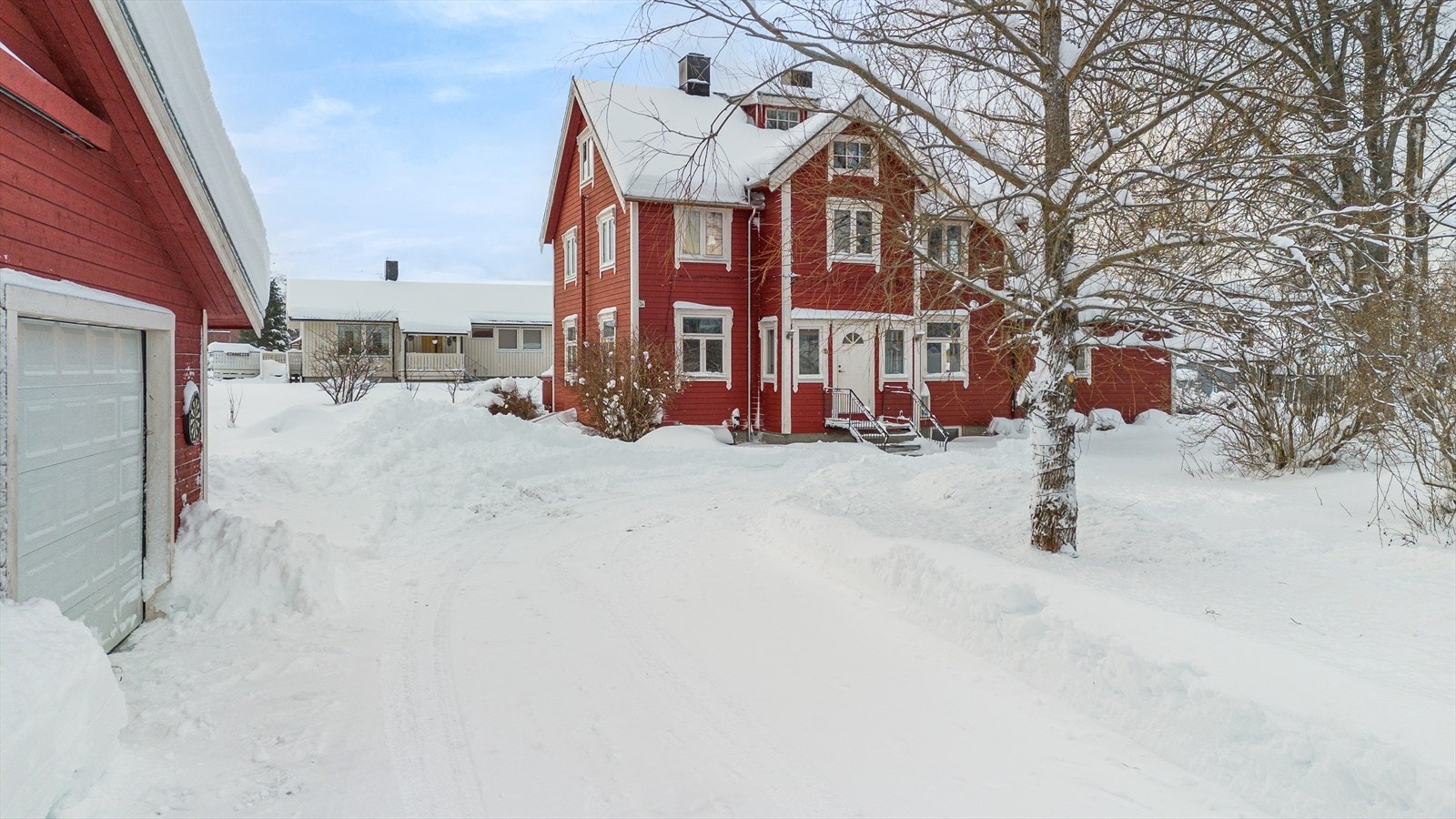 Hagen er pent opparbeidet og et eldorado for deg med grønne fingre. Inne i hagen finnes en kjøkkenhage, ideell for dyrking av grønnsaker og urter. Her er det også bringebærbusker. I tillegg pryder frukttrær som eple, moreller, kirsebær, aprikos og plomme. Galleribilde