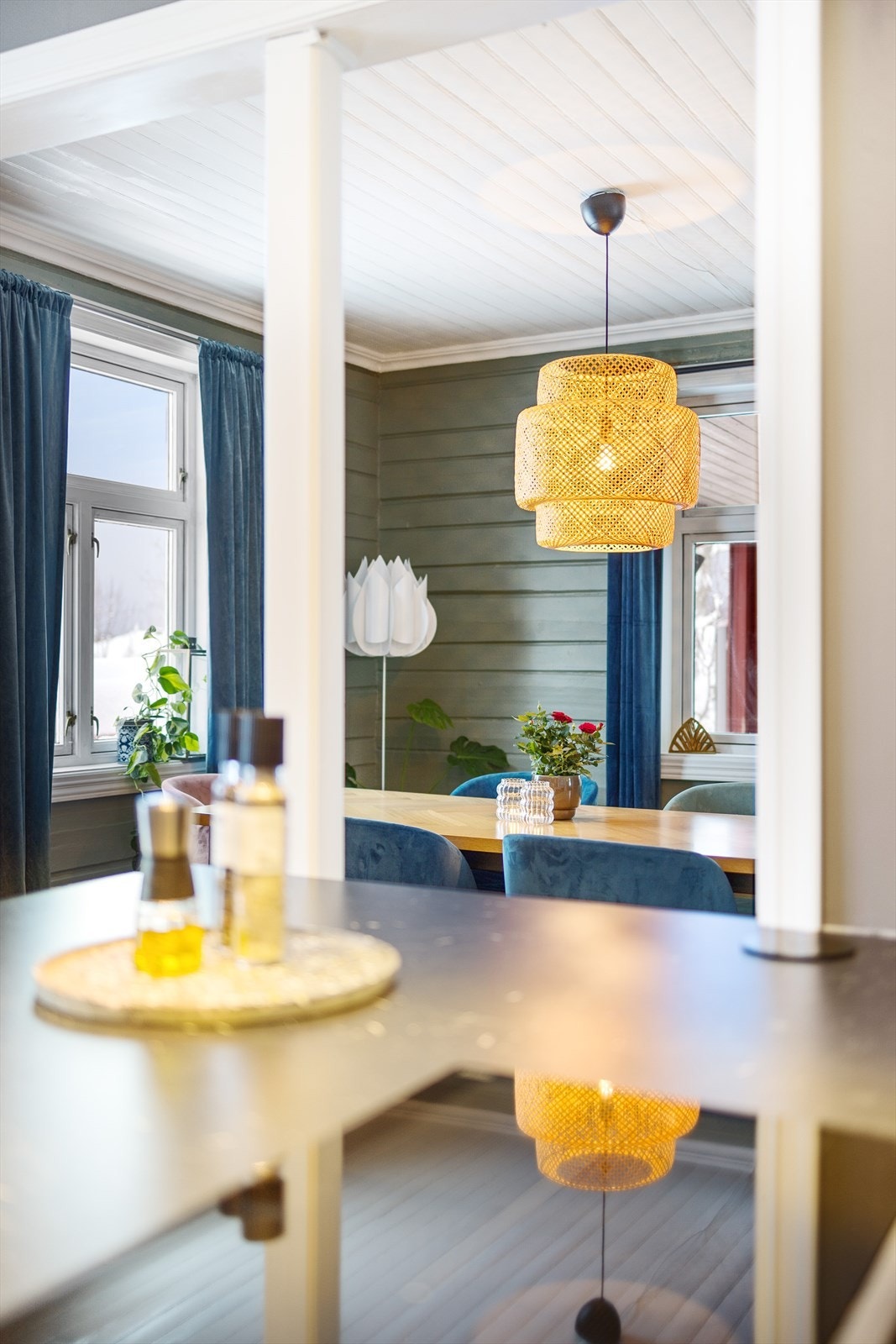 Spisestuen ligger fint til rett innenfor kjøkkenet Galleribilde