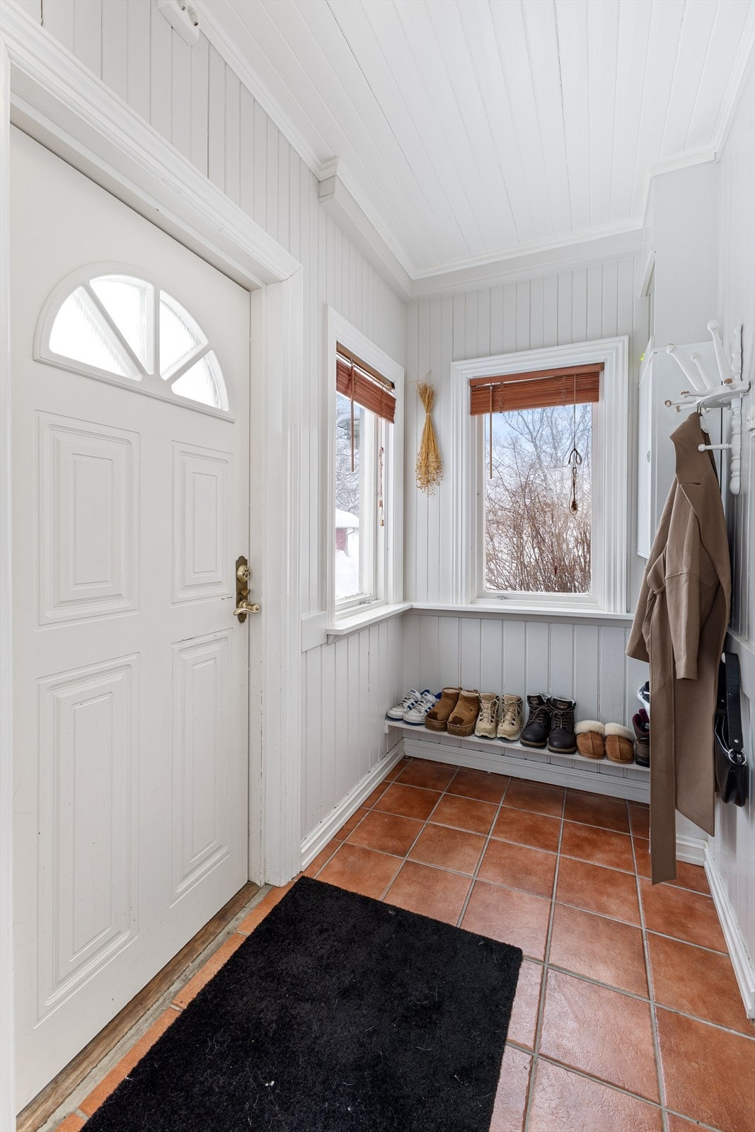Velkommen inn! Her er det god plass til sko og yttertøy Galleribilde