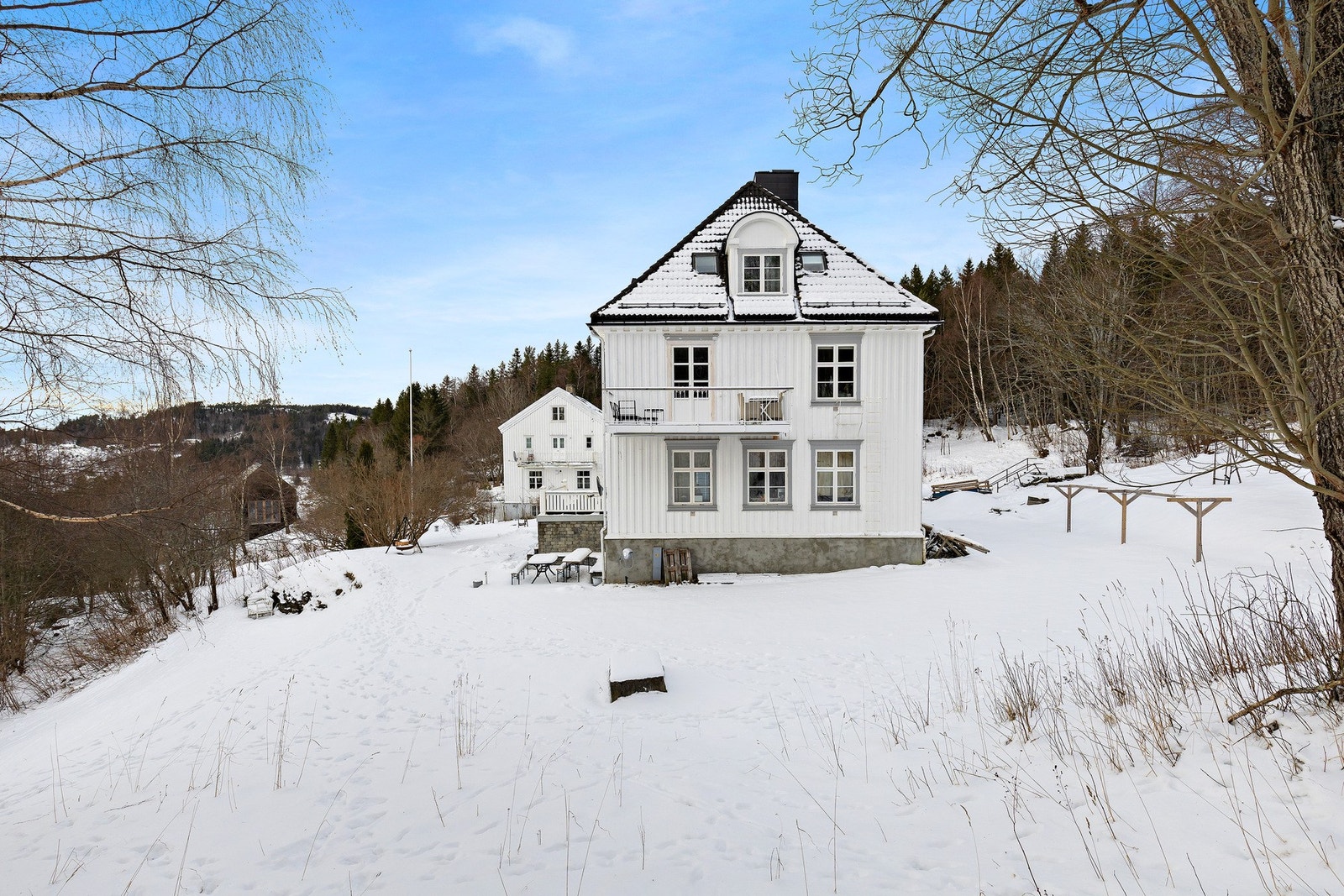 Eiendommen ligger høyt og vakkert til oppe i åsen med fantastisk utsyn over fjorden. Galleribilde
