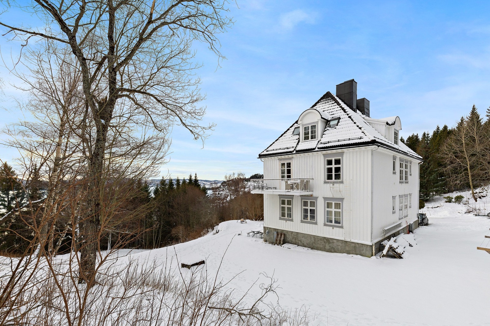 Vikåsevgen 34 ligger vakkert til midt i naturen, men sentrum er ikke langt unna. Her har man det beste fra to verdener. Galleribilde