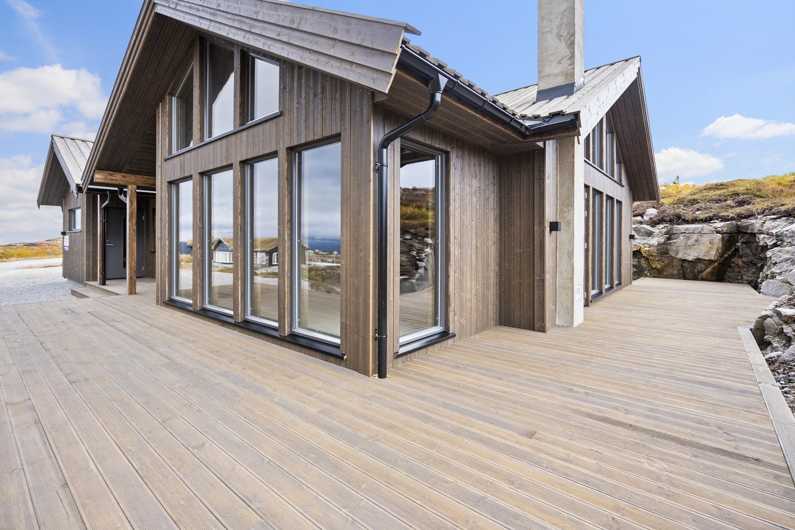 Stor terrasse som er pent tilpasset fjellet. Galleribilde