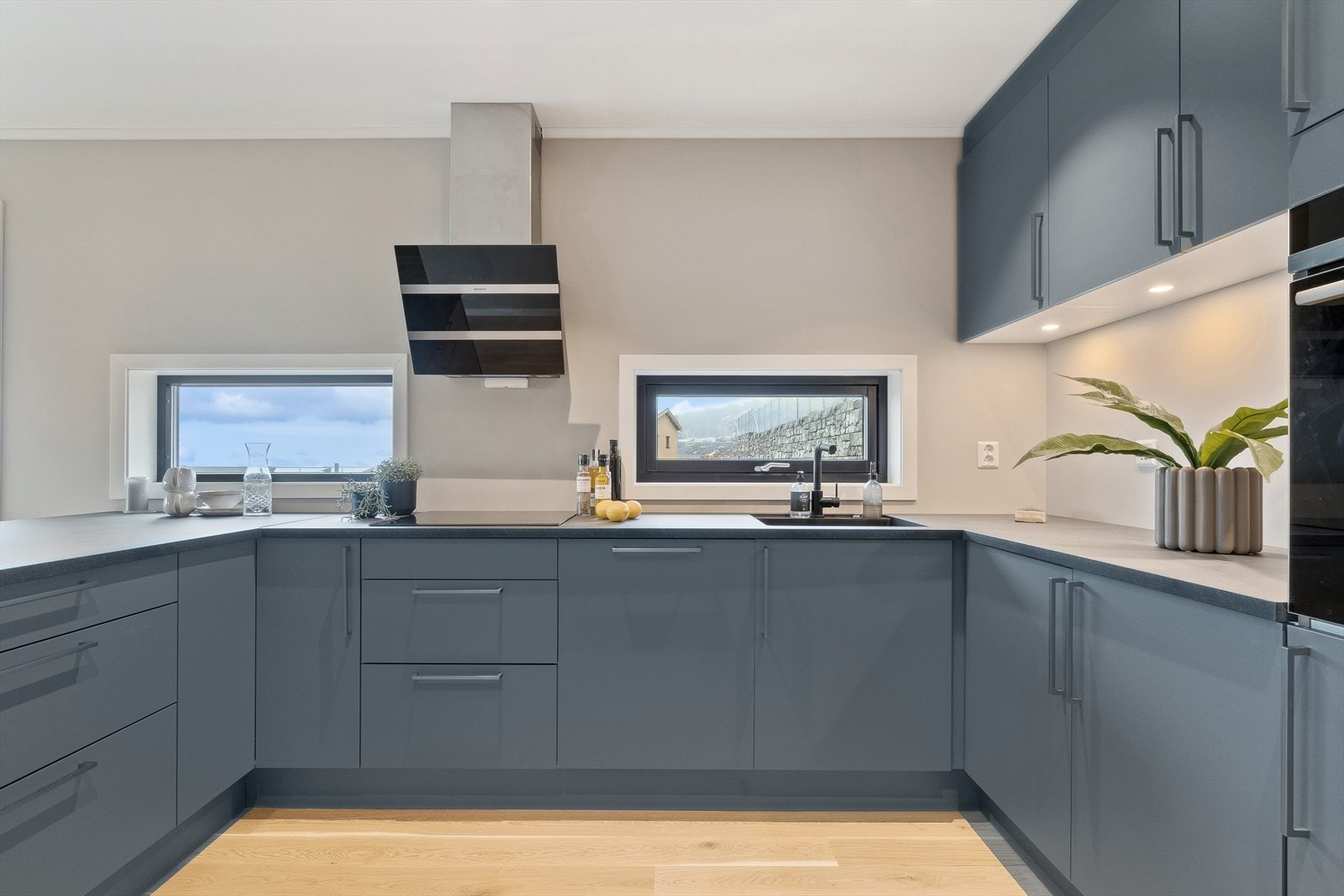 Vinduer mot vest som gir rikelig med naturlig lys inn på kjøkkenbenken Galleribilde