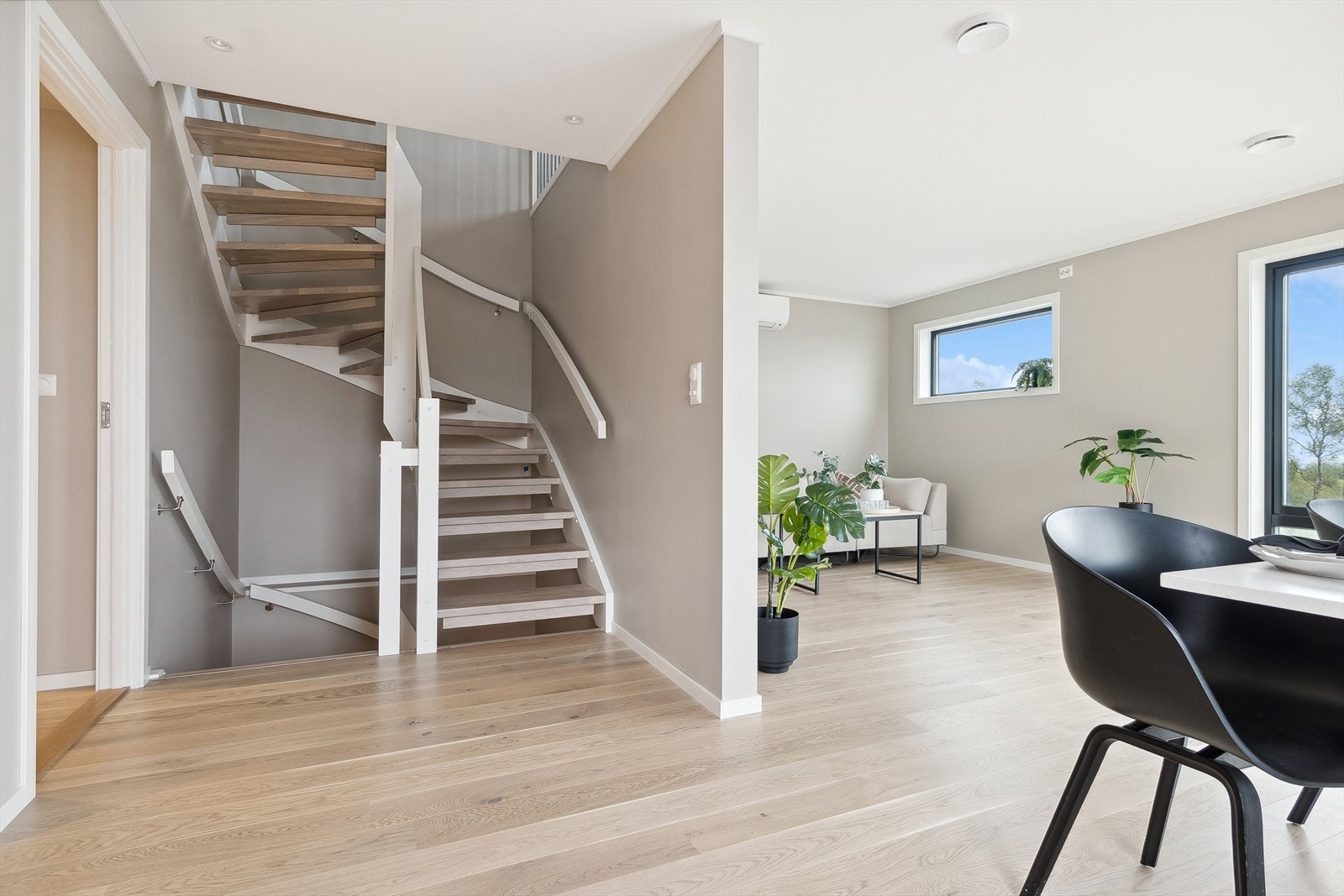 Flott trapp med hvitbeiset eikeparkett i trinnene Galleribilde