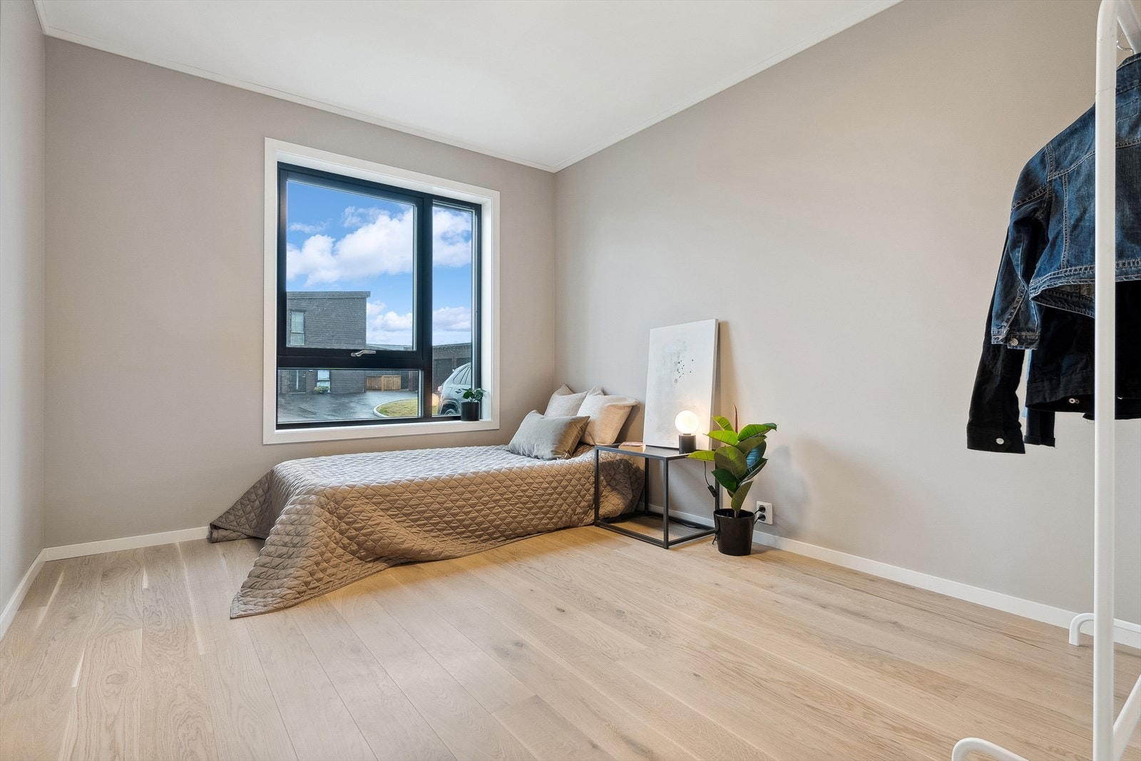 Romslig soverom i 1. etasje - rom 2 Galleribilde